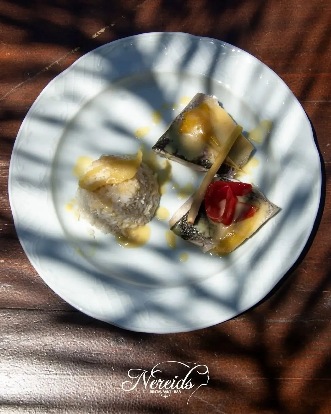 &bull;𝐎𝐮𝐫 𝐬𝐭𝐞𝐚𝐦𝐞𝐝 𝐬𝐞𝐚 𝐛𝐚𝐬𝐬&bull;
🍋 Infused with lemongrass and lemon leaves, served with sesame rice, marinated ginger and a vibrant citrus sauce.

Light, aromatic and full of flavor!

📍Paleokastritsa, Corfu
Reservations⤵️ https://