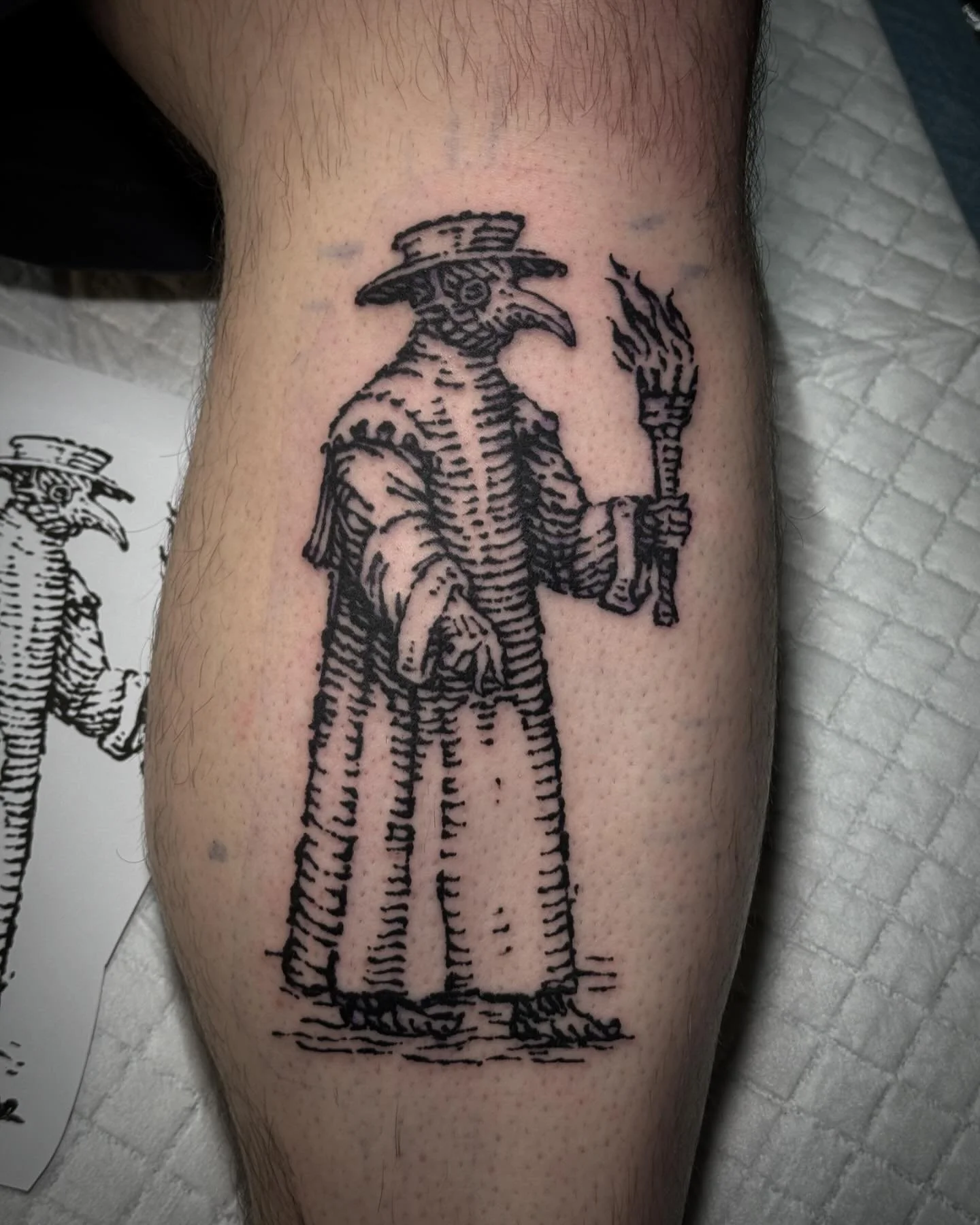 The pestilence! Plague doctor from a wee time ago 😁 thankyou for sitting so well and thankyou for your trust 🤘🏻
.
.
#tattoo #tattoos #tattooart #tattooartist #tattooartists #blackwork #blackworkers #engraving #engravingtattoo #engravings #woodengr