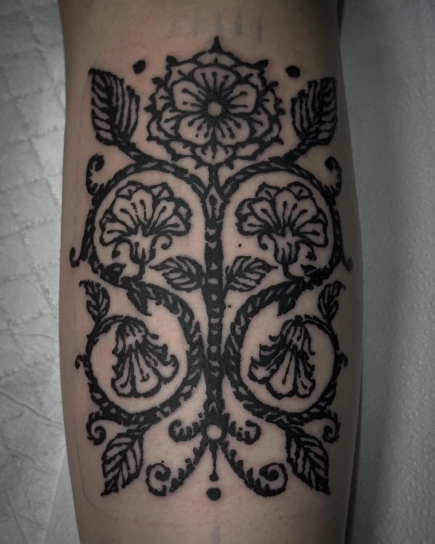 🌺 Matching ornaments from my flash, I Would love to do more like these please! Thankyou for your trust! 😊
.
#tattoo #tattoos #tattooart #tattooartist #woodcuttattoos #blackwork #blackworkers #engraving #engravingtattoo #engravings #woodcuttattoo #e