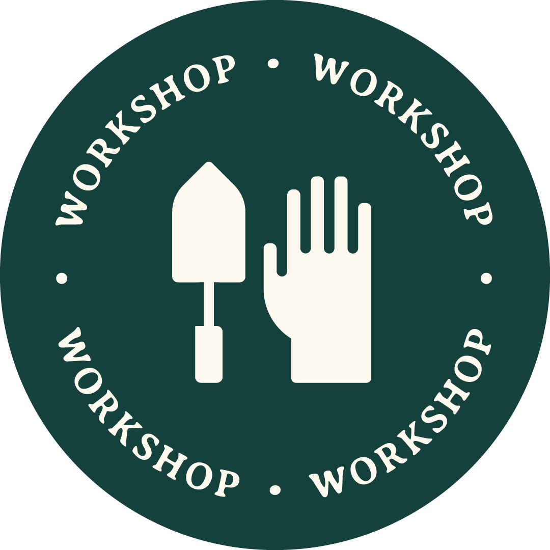 Logotipo de workshop com ícones de uma espátula e uma mão, rodeado pelo texto 'Workshop' em inglês.