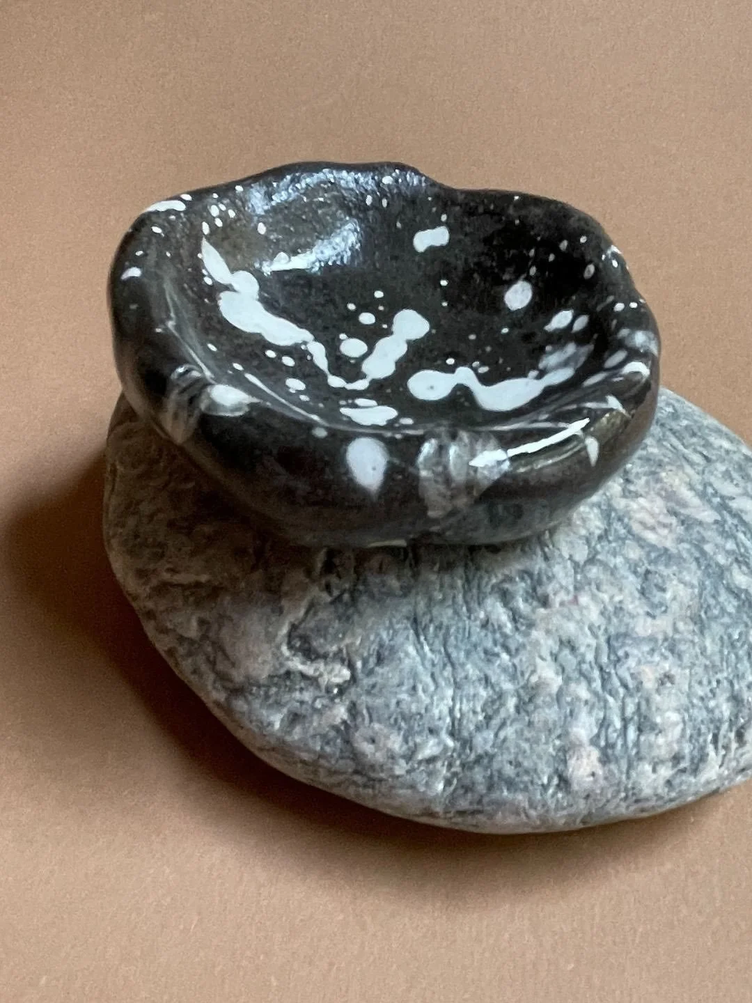 Diese Sch&auml;tze (und viele mehr) sind am 29. &amp; 30. November beim HolyshitShopping Berlin live&amp;in Farbe zu erwerben. Kommt alle vorbei! CANK Karl-Marx-Stra&szlig;e 95, Berlin-Neuk&ouml;lln 

#keramikkunst #interiordesign #ceramics #farben #