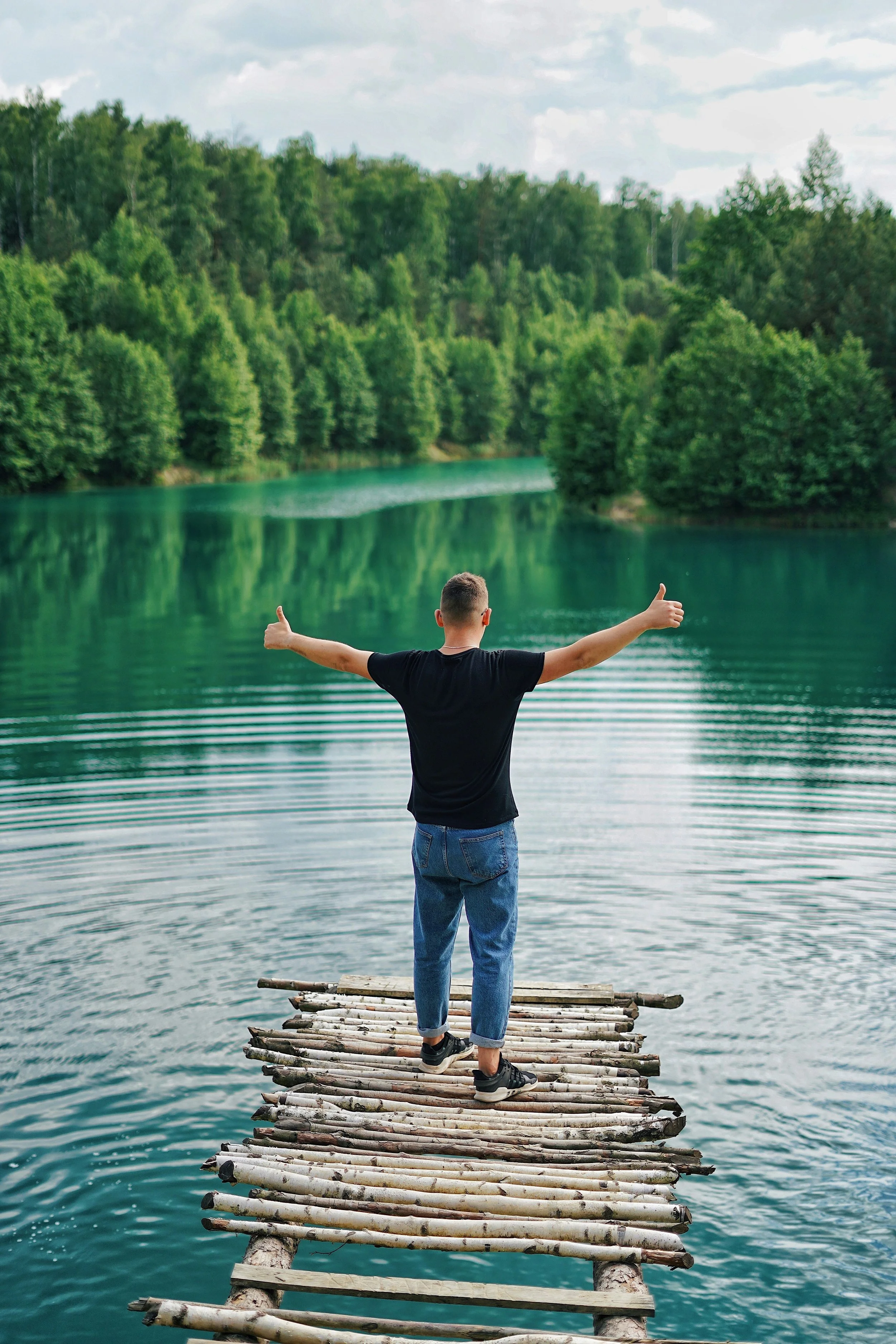 Man experiencing freedom and confidence - healing avoidant attachment and childhood emotional neglect through online psychotherapy Inese Jegorova UK