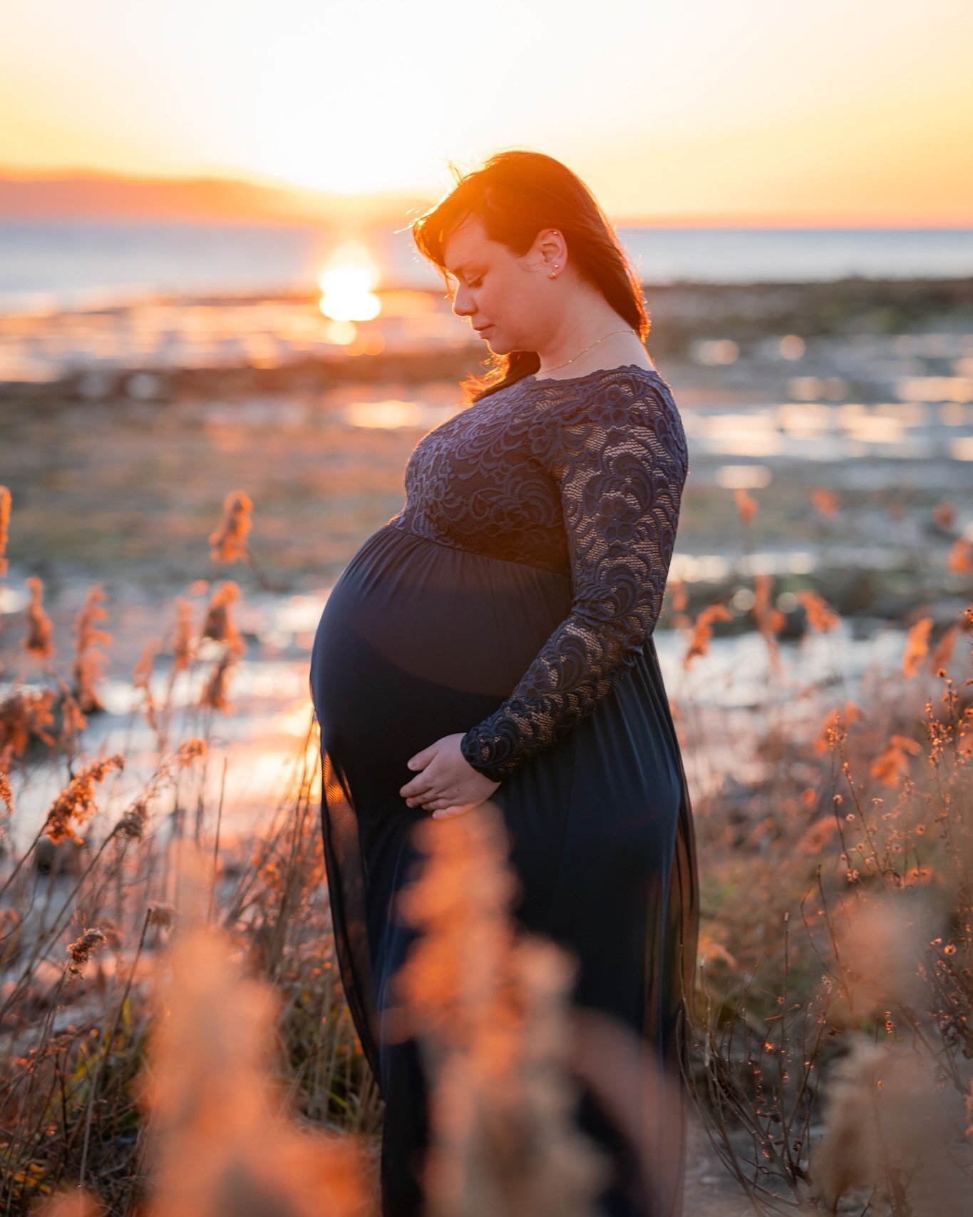 “Capturing the essence of expectancy.” 💯🤰 Opis! 👇
Pomlad se bliža in z njo tudi prebujanje narave.. Temperature rastejo,
trebuščki tudi! 😊
Z Nušo ter njeno družinico sva uradno otvorila “zunanjo” sezono dru