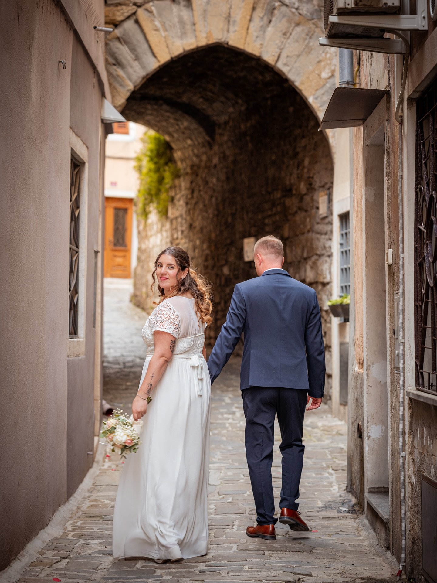 “To get the full value of joy, you must have someone to divide it with.” – Mark Twain
Srecno Valentina & Tomaž! 🫶👏
#weddingphotography #wedding #weddingday #poroka #bride #photography #photographer #poročnafotografija #foto