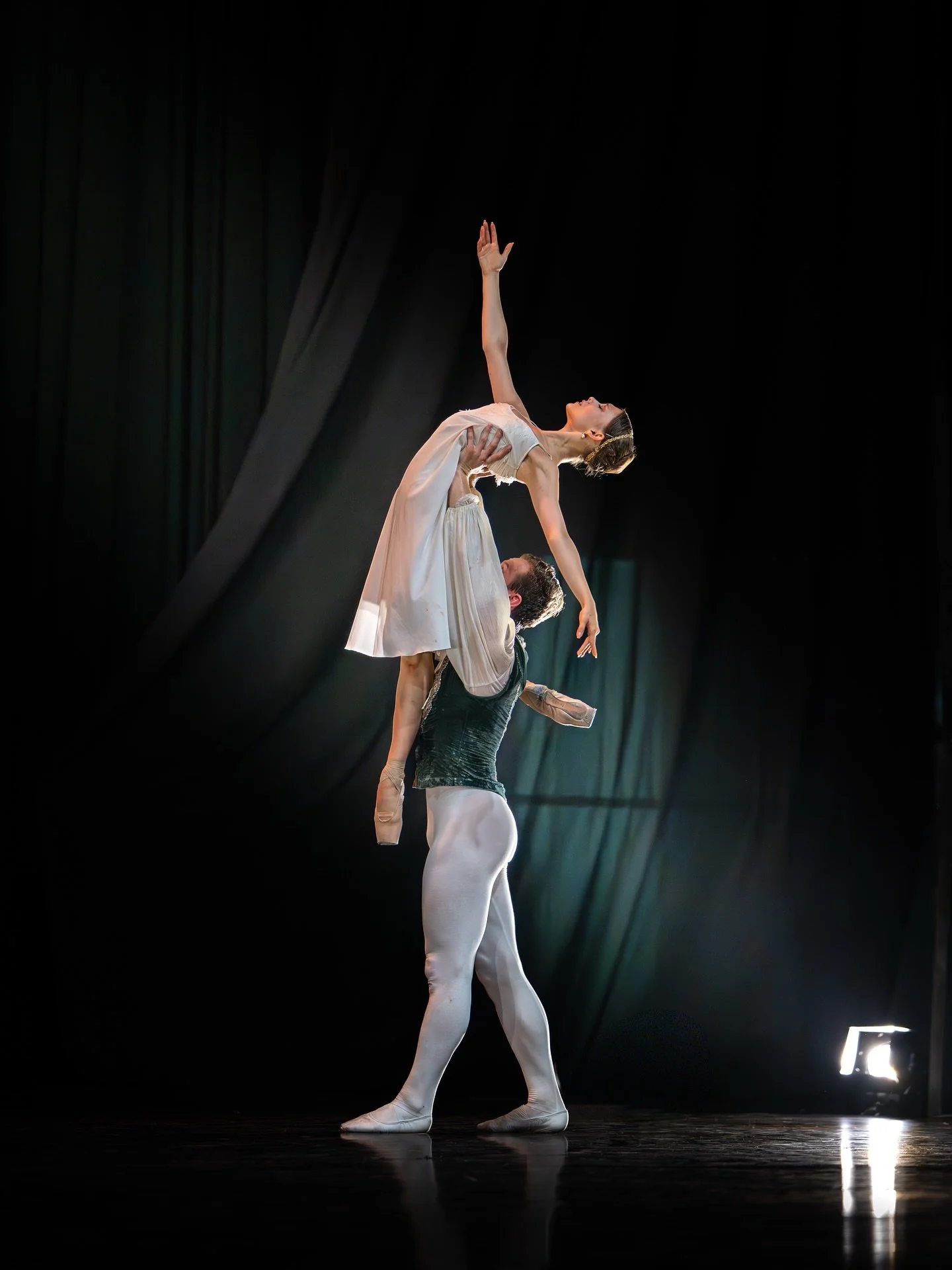 Balet, Romeo in Julija 🩰💃
📍 Amfiteater Avditorija Portorož
📷 Nikon Z8, Viltrox 135mm f1.8, Nikkor 70-200mm f,2.8
📷 Nikon Z6II, NIkkor 50mm f1.8, Nikkor 85mm f1.8
Glasba: Sergei Prokofiev.
Koreografija: @rodetomaz_2603
Scena in luč: Aleksande