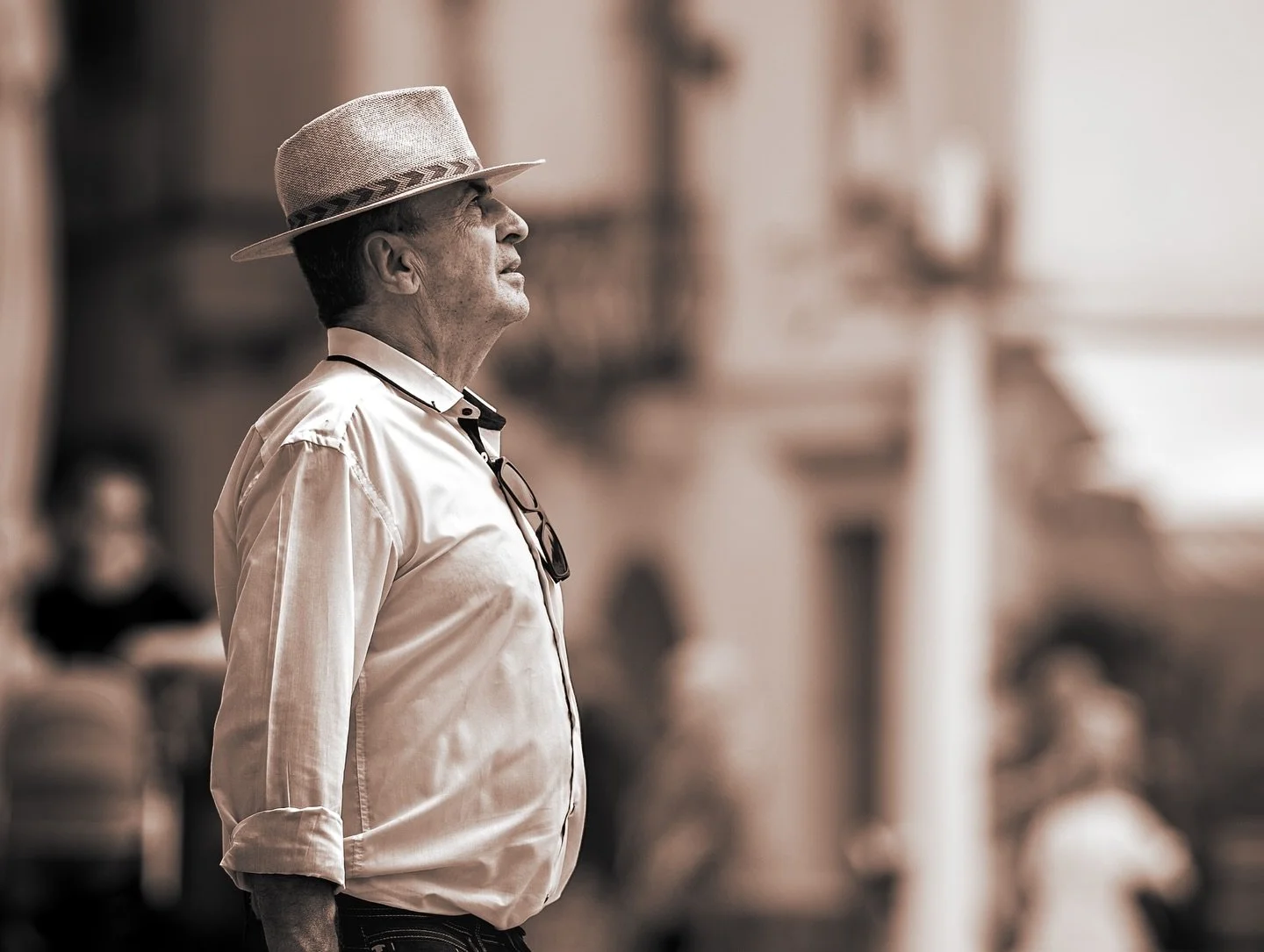 Grace in age, power in presence, wisdom in every wrinkle, stories behind every glance. 🎩🕵️‍♂️
📍Piran, Tartini Square
#BNW #StreetPortrait #MonochromeMagic #TimelessStyle #BlackAndWhitePhotography
#UličnaFotografija #Portret #ČrnoBela #Fotogr
