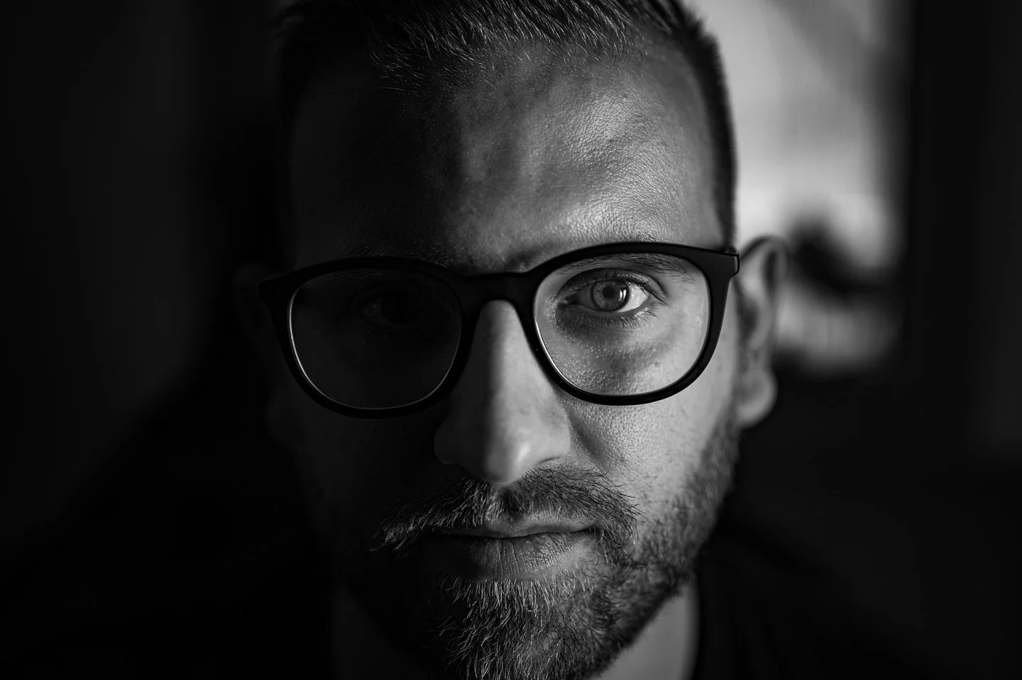 👉 Almost 365 days since I heard the words “epilepsy” and “head tumor” — words that cracked my world open.
Still here, still me — just with a few more brain scans and way better perspective. Had to do a selfportr