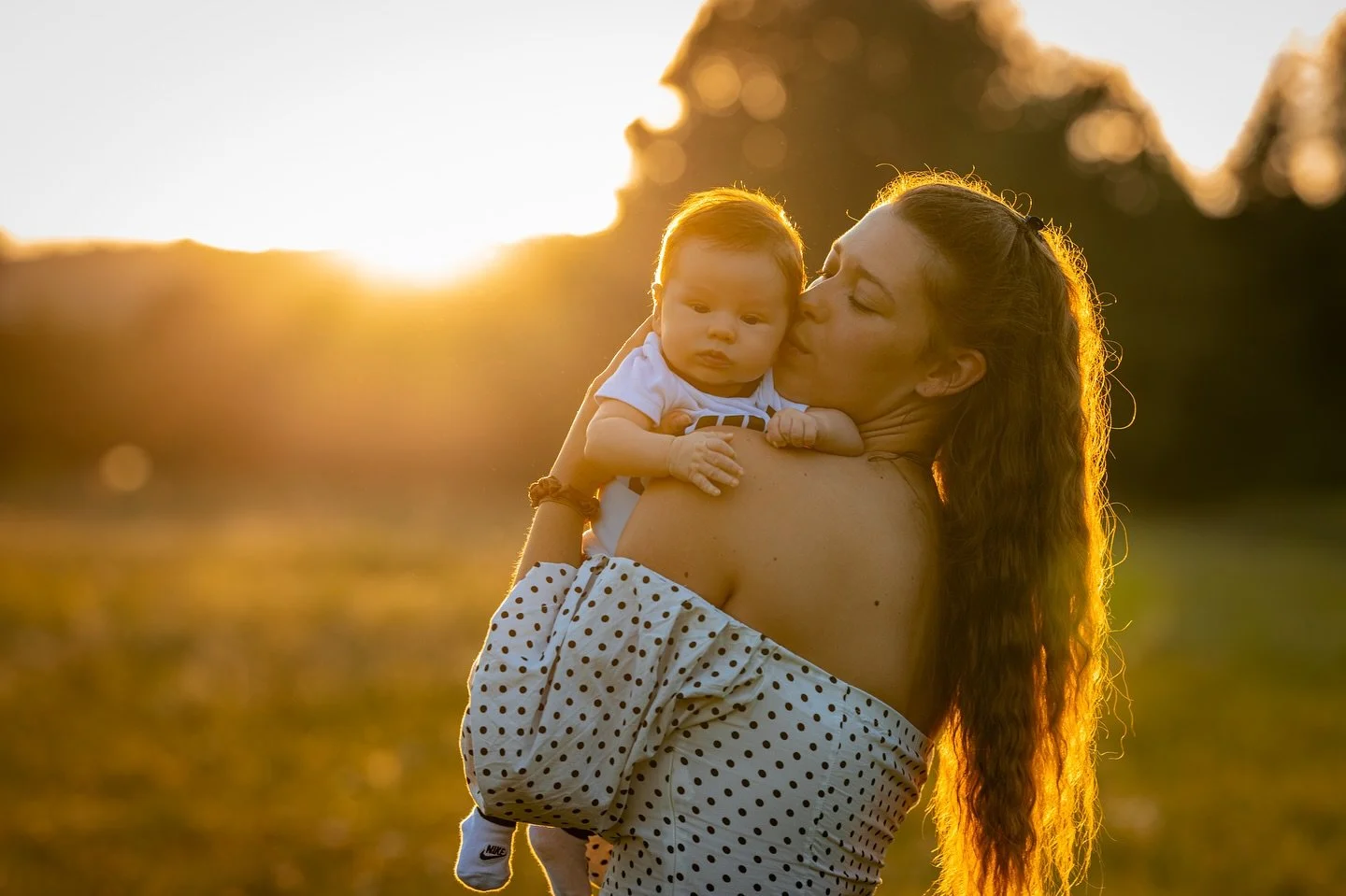 Golden hour in Dragonja 🌿 Capturing the warmth between a mother and her baby boy as the sun set over the valley. ✨
#FamilyPhotography #DragonjaValley #GoldenHour #fotografija #druzinskafotografija #fotograf #nikon