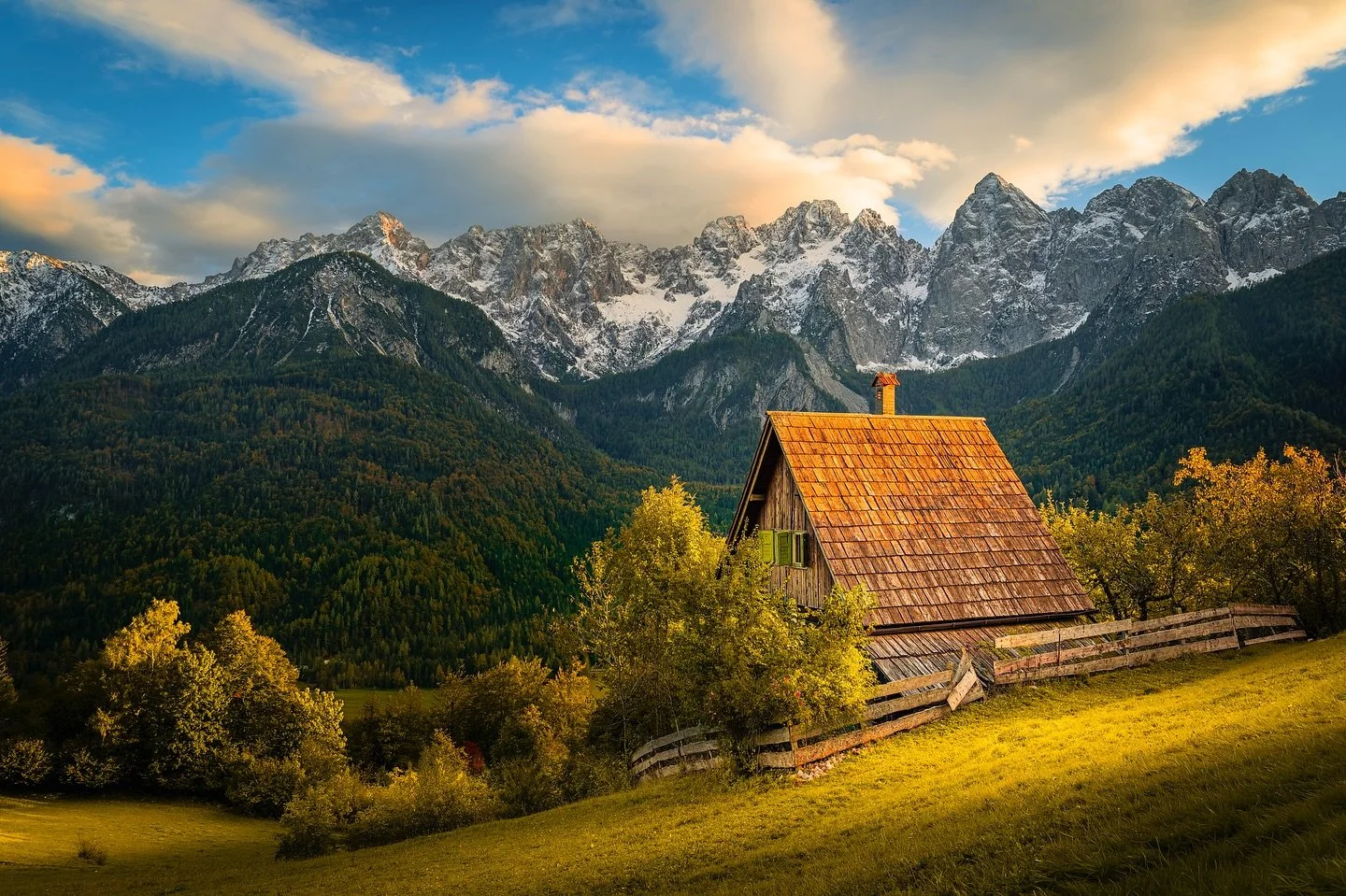 Golden hour magic.. 🌄✨
Perched high on Srednji Vrh, this little farmhouse overlooks the stunning valley of Kranjska Gora. As the sun dipped behind the Julian Alps, the whole hillside glowed — quiet, timeless, and utterly peaceful.
A place wh
