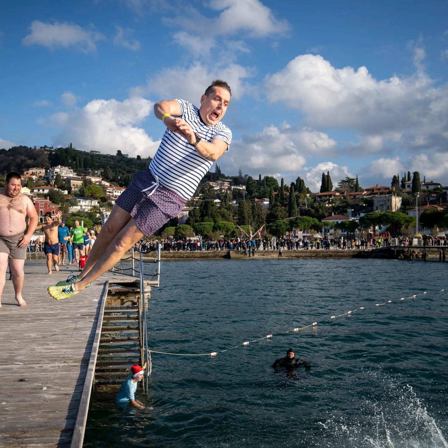 New year, new goals&hellip; like jumping into the Adriatic in winter 🤟😅

Huge crowd, great vibes, freezing water &mdash; and me safely photographing the madness. ✨📸

Portorož, you never disappoint! 💯

#Portoroz #NewYearsJump #WinterSwim #SeaVibes