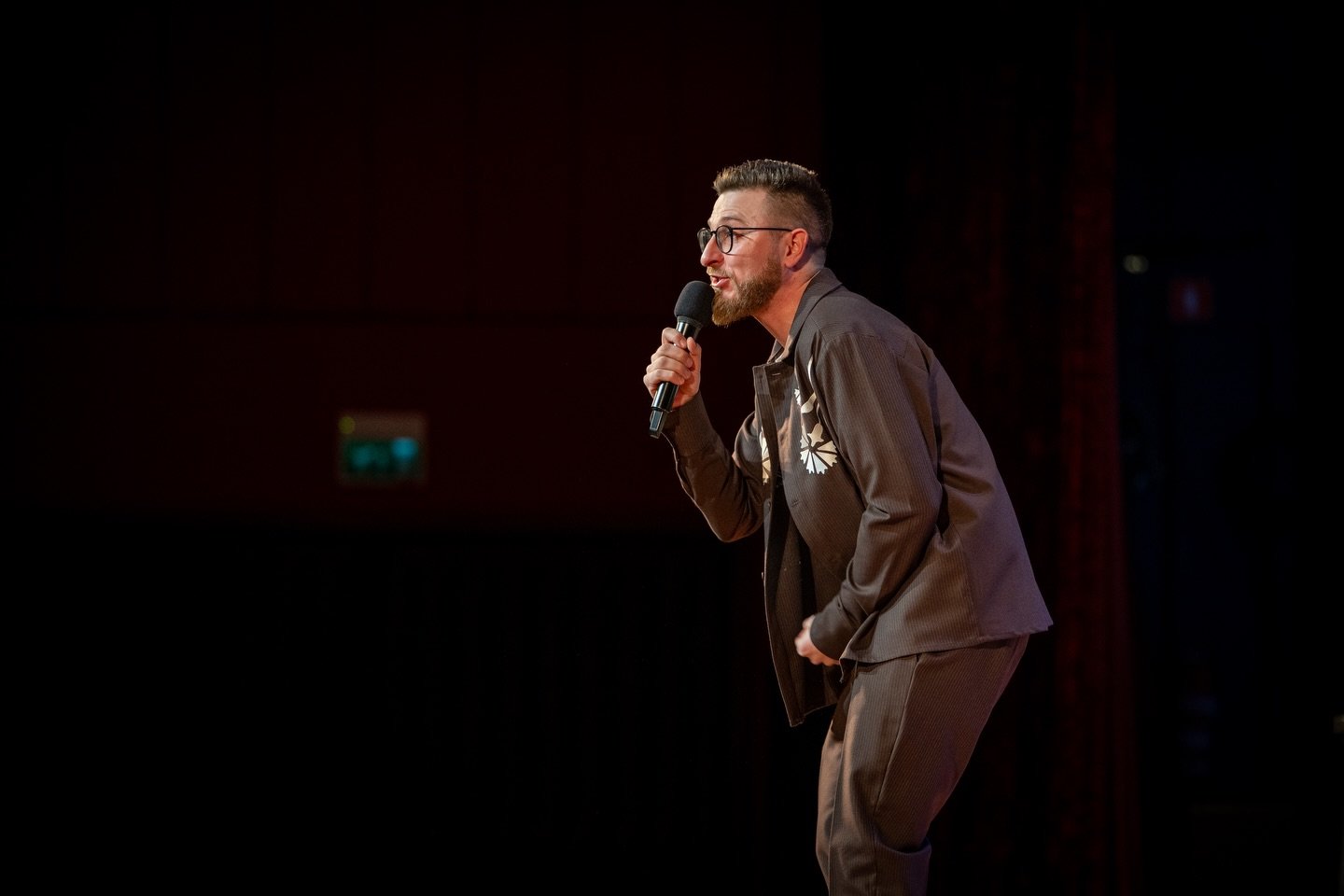 😂 Janezi 2 &ndash; večer poln smeha, odlične energije in humorja, v katerem se hitro prepozna&scaron;. Predstava je vrhunska, odziv publike pa pove vse &ndash; smeh od začetka do konca! 

📸 Dogajanje sem ujel tudi skozi objektiv in lahko rečem samo