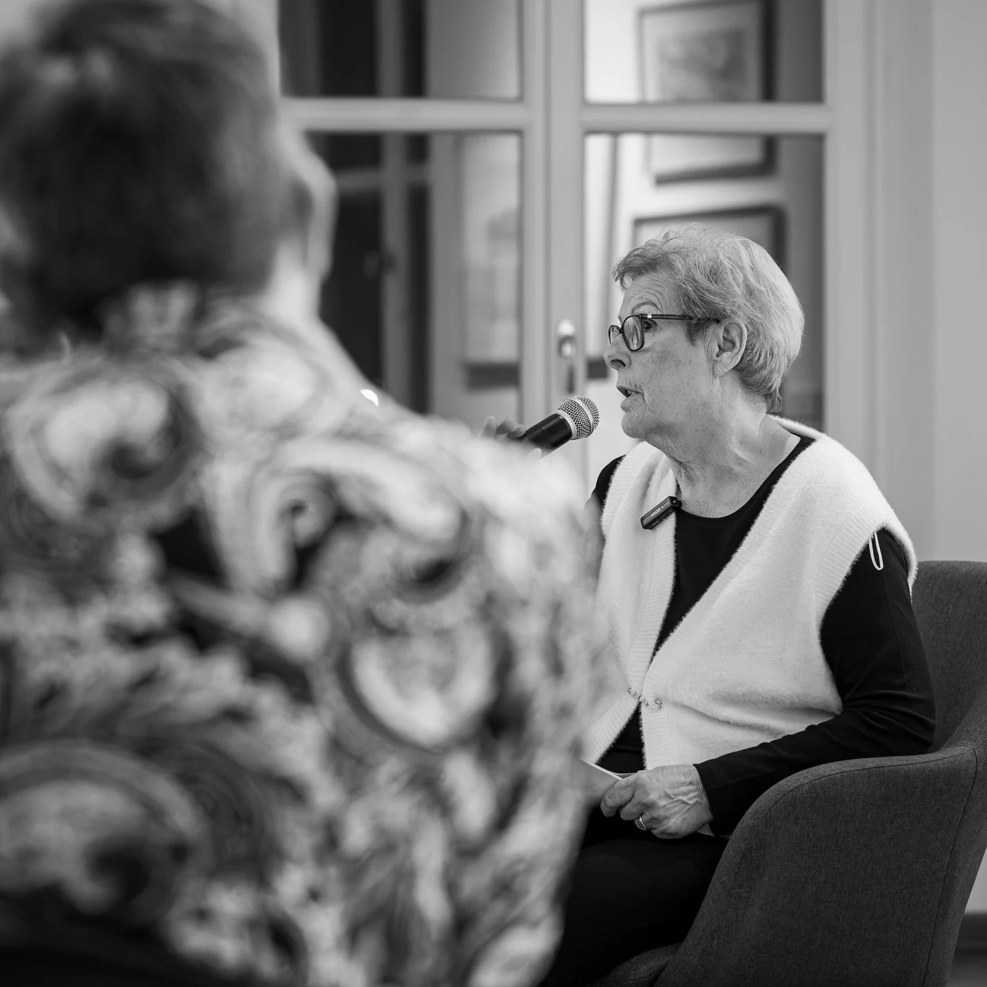 Fotografiranje predstavitve publikacije Stoletje sprememb avtorice Daniela Paliaga Janković v čudovitem ambientu Galerije Herman Pečarič ✨

Zgodba stoletja, ujeta skozi objektiv &ndash; od elegantne rezidence ob Cankarjevem nabrežju do njenega propad