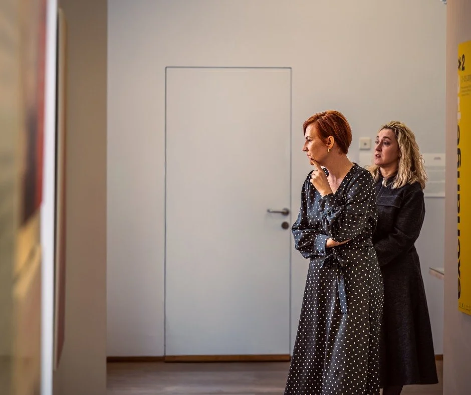 📸 ➡️ V Mestni galeriji Piran, kjer je ministrica @astavrecko , @obalne.galerije.piran podelila priznanje @mzk_rs za izjemen prispevek k sodobni likovni umetnosti skozi pet desetletij. 👏✨

#fotograf #obalnegalerije #piran #podelitev