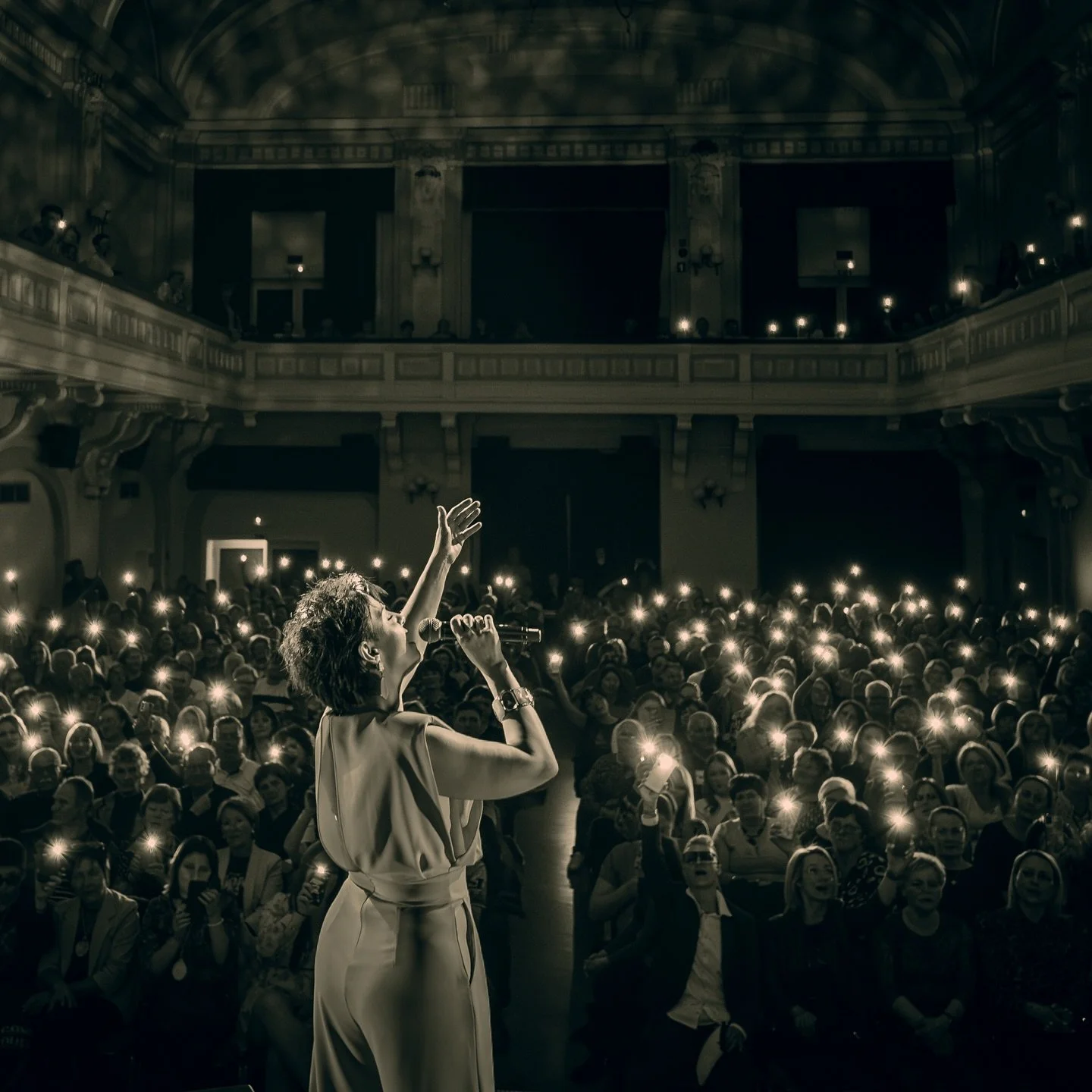 Energija + glasba + pravi trenutek = 📸✨ 

Koncert @tanjazagar v Celju je bil poln emocij, nasmehov in dobre energije. Tak&scaron;ni večeri ostanejo v spominu. ❤️ 

@denea.si @skupinalarma @visit.celje @brooklyn_celje 

#tanjazagar #celje #koncert #f