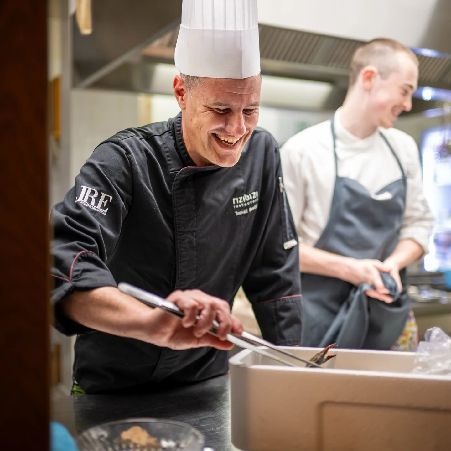 Večer modre rakovice v Rizibizi z @mislinamorju ✨🦀

Kot fotograf ima&scaron; redko priložnost opazovati trenutke, ko se vrhunska kulinarika in atmosfera popolnoma ujameta. Sinoči v @rizibizirestaurant &ndash; večer posvečen modri rakovici, poln okus