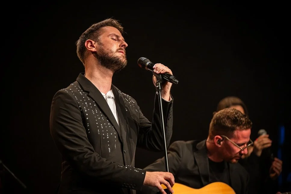 Nedeljski večer. Vrhnika. Gregor Ravnik. ✨👌

@denea.si @visitvrhnika @ravnikgregor 

#GregorRavnik #SlovenskaGlasba #ConcertPhotography #LiveMusic #Slovenia