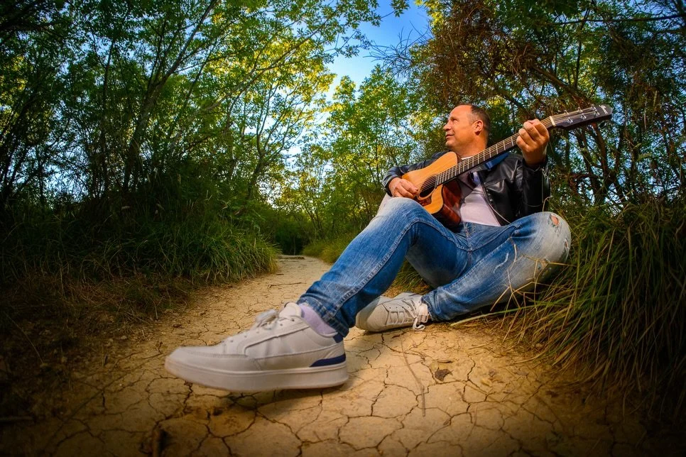 Beri naprej&hellip;! nekaj se pripravlja. 👀

Včeraj&scaron;nji photo day v Mesečevem zalivu z @aleksander_novak_ .
Nova lokacija, nova zgodba in nekaj, česar zaenkrat &scaron;e ne bomo razkrili. 🎶

Vesel sem, ko mi izvajalci zaupajo ne samo fotogra