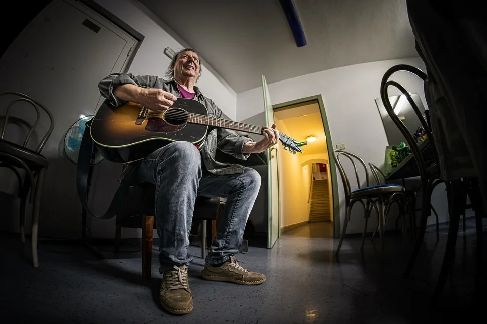 Some musicians perform songs. Others tell stories that stay with us. 🎶

An evening with @mislejdrago  one of the distinctive figures of Slovenian music, inside the timeless atmosphere of @gledalisce_tartini in Piran. 👌📸

Stories, melodies and a li