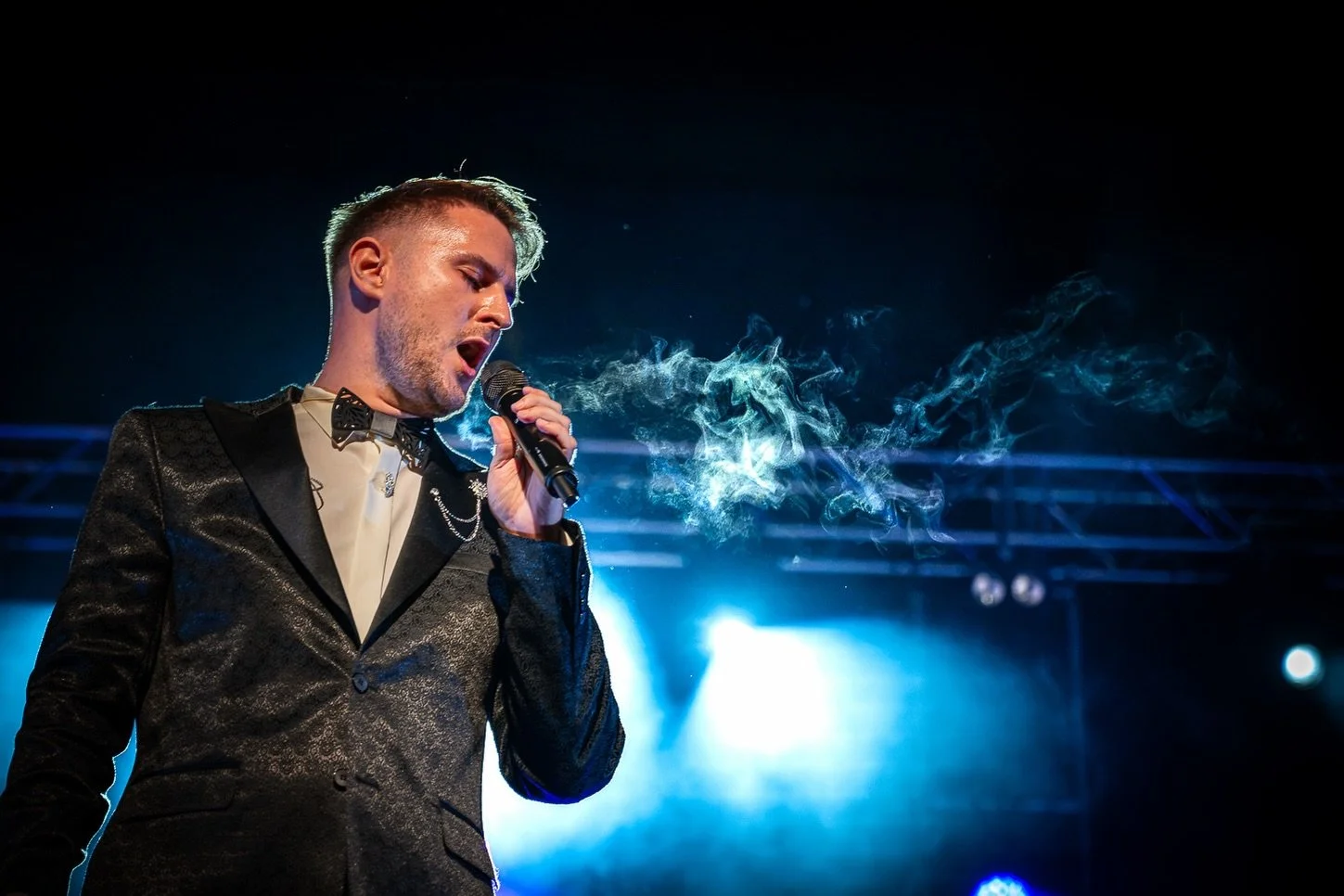 When you can almost see the music. ✨📸

@ravnikgregor with @raivenofficial and @eva_boto at Poletno gledali&scaron;če Studenec. 🤩

@danej.benulic 📸
@denea.si 🤘
@poletno.gledalisce.studenec 

#GregorRavnik #Raiven #EvaBoto #PoletnoGledalisceStudene