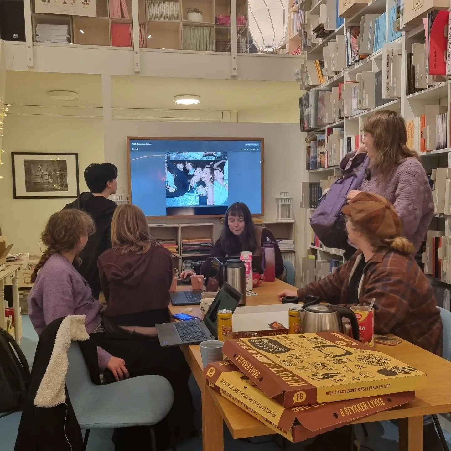 Vi fikk f&oslash;rste look gjennom @plagg.kolon sin kommende utgivelse.. F&Oslash;LG MED VIDERE DEN ER KJEMPEBRA ‼️