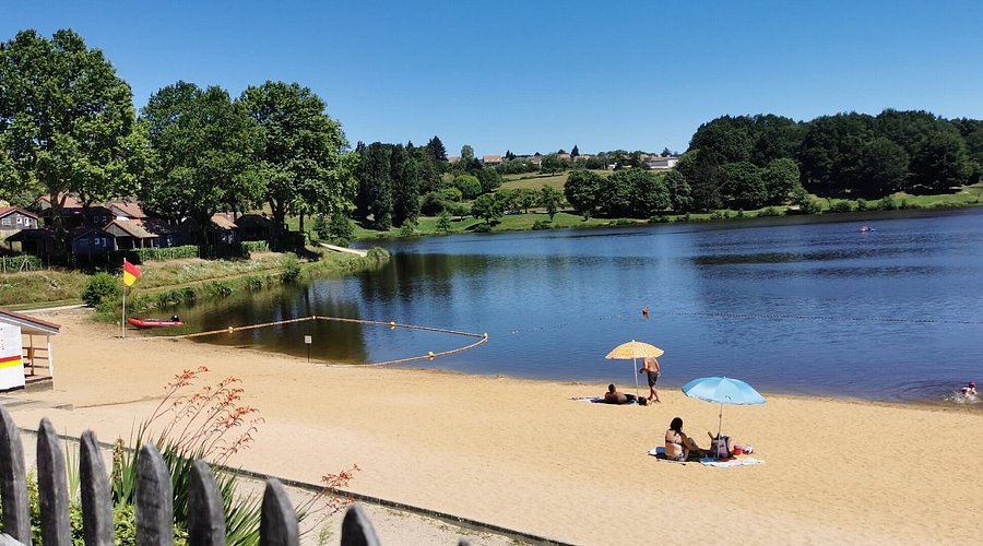 Lac D'Arfeuille (10 minute drive away) with it's Beach, Swimming, Canoe Hire & Crazy Golf.
