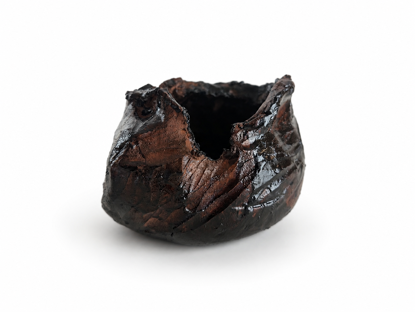 Ìkòkò Dúdú. 2026
Terracotta, Coffee, Pigment, Fibre
35cm x 12cm x 16cm

