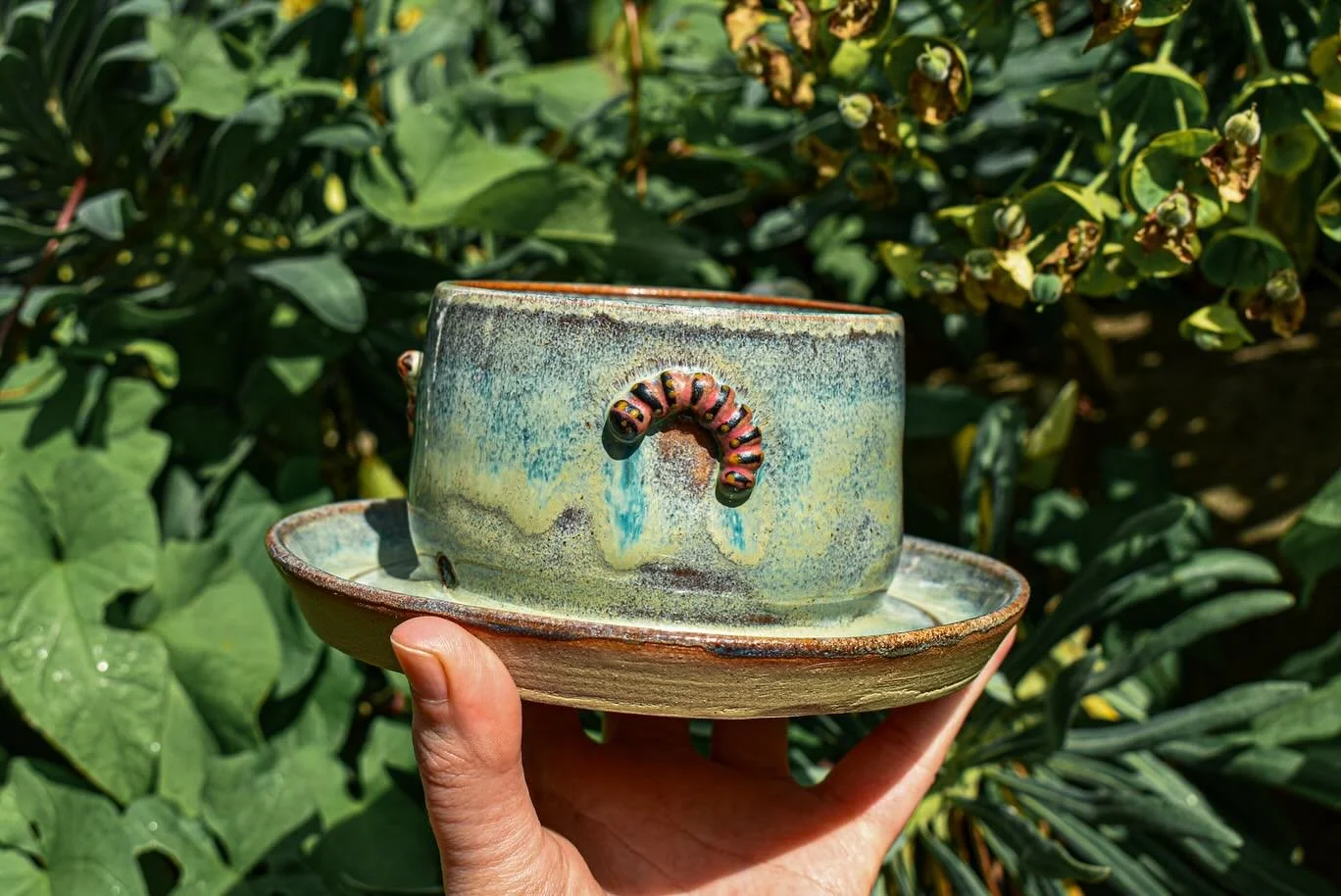 Couldn&rsquo;t resist adding a wriggly little caterpillar friend to this self-watering pot 🐛💚 if the plants don&rsquo;t thrive at least the pots will still be cute 🤣

#HandmadeCeramics #CeramicArt #PlantLover #PotteryLove #CeramicPlanter