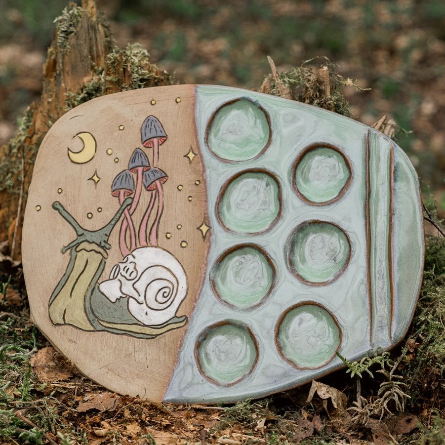 Skull snail palette, all finished up 🐌💀 unfortunately the moth one I made didn&rsquo;t make it since I dropped it on the floor 😬 but have plans to repair it with Kintsugi in the future! 

Palettes and other finished work is now for sale on my Etsy