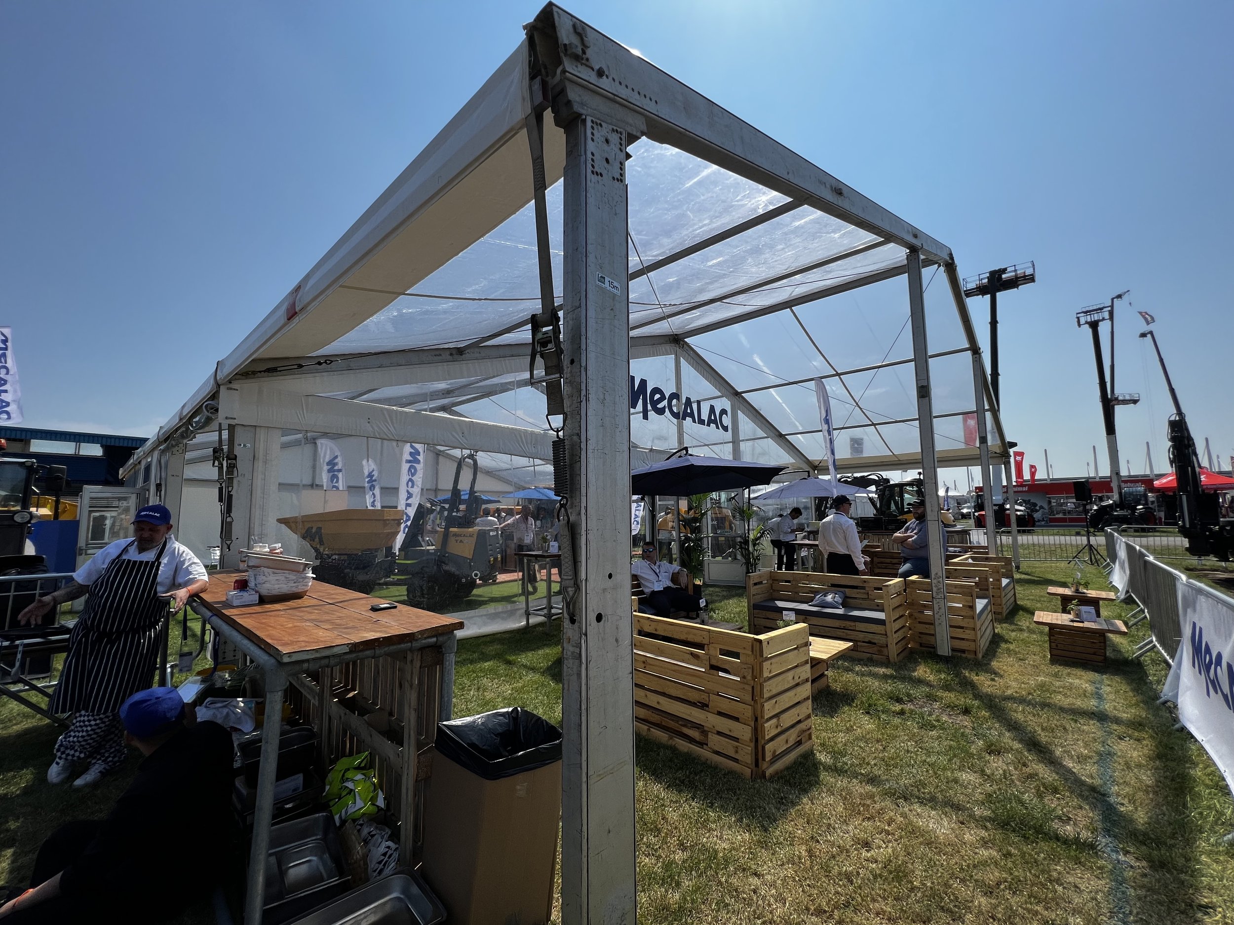 5 Tips for Creating a Visually Appealing Exhibition Stand That Stops Visitors in Their Tracks