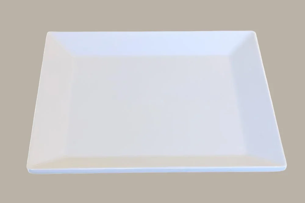 Wit vierkant servisbord op een beige achtergrond.