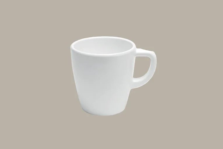 Witte ceramicetcup op een effen beige achtergrond.
