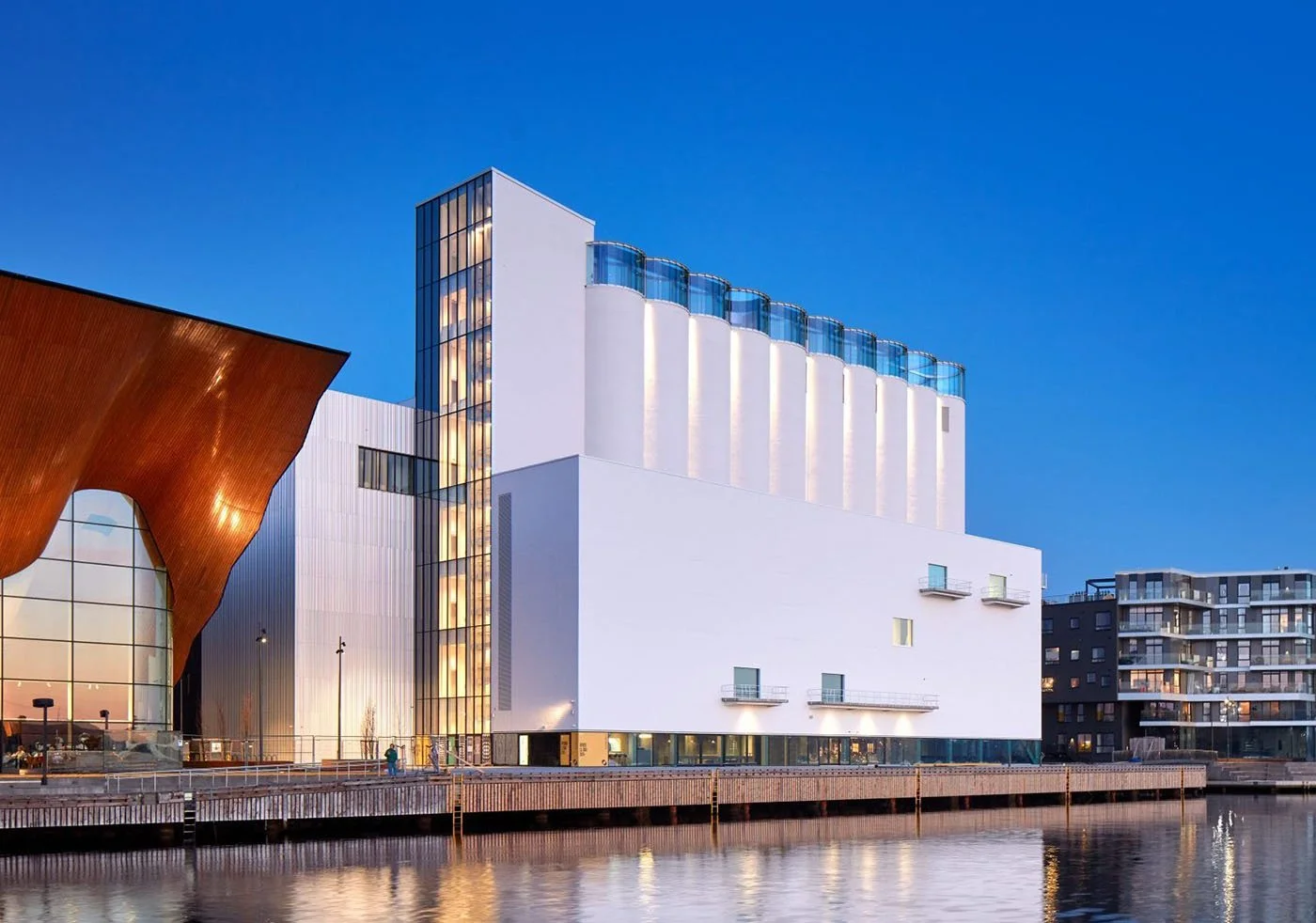 Kunstsilo. En renovert silo som inneholder kunst fra nordisk modernisme. Ved vann med ulike arkitektoniske elementer
