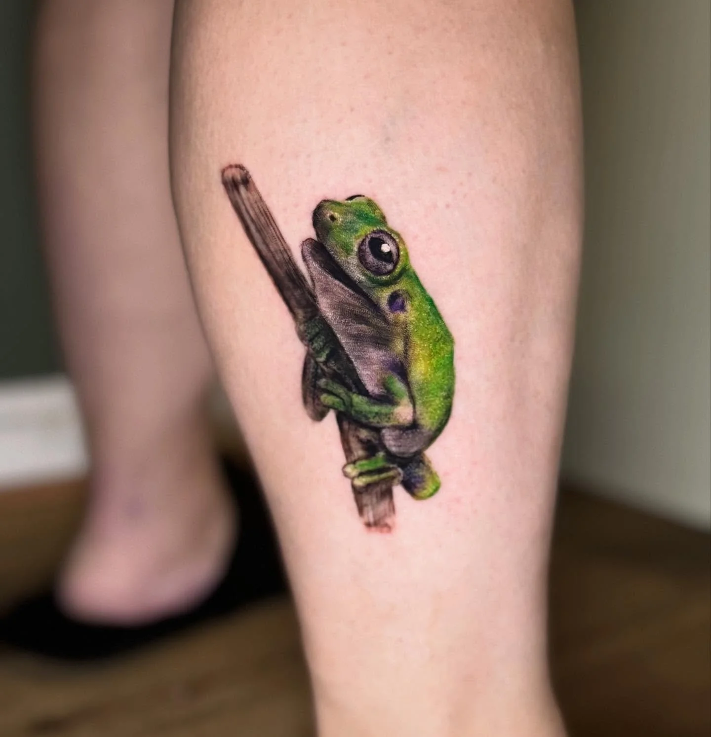@joshuawebbtattoos gave us this absolutely adorable baby recently. And now we are gifting it to your eyeballs. Ur welcome. Hit him up for all things! Realism, fineline, or otherwise and he will get you gotted! 

#realism #color #frog #tattoo #tattooa