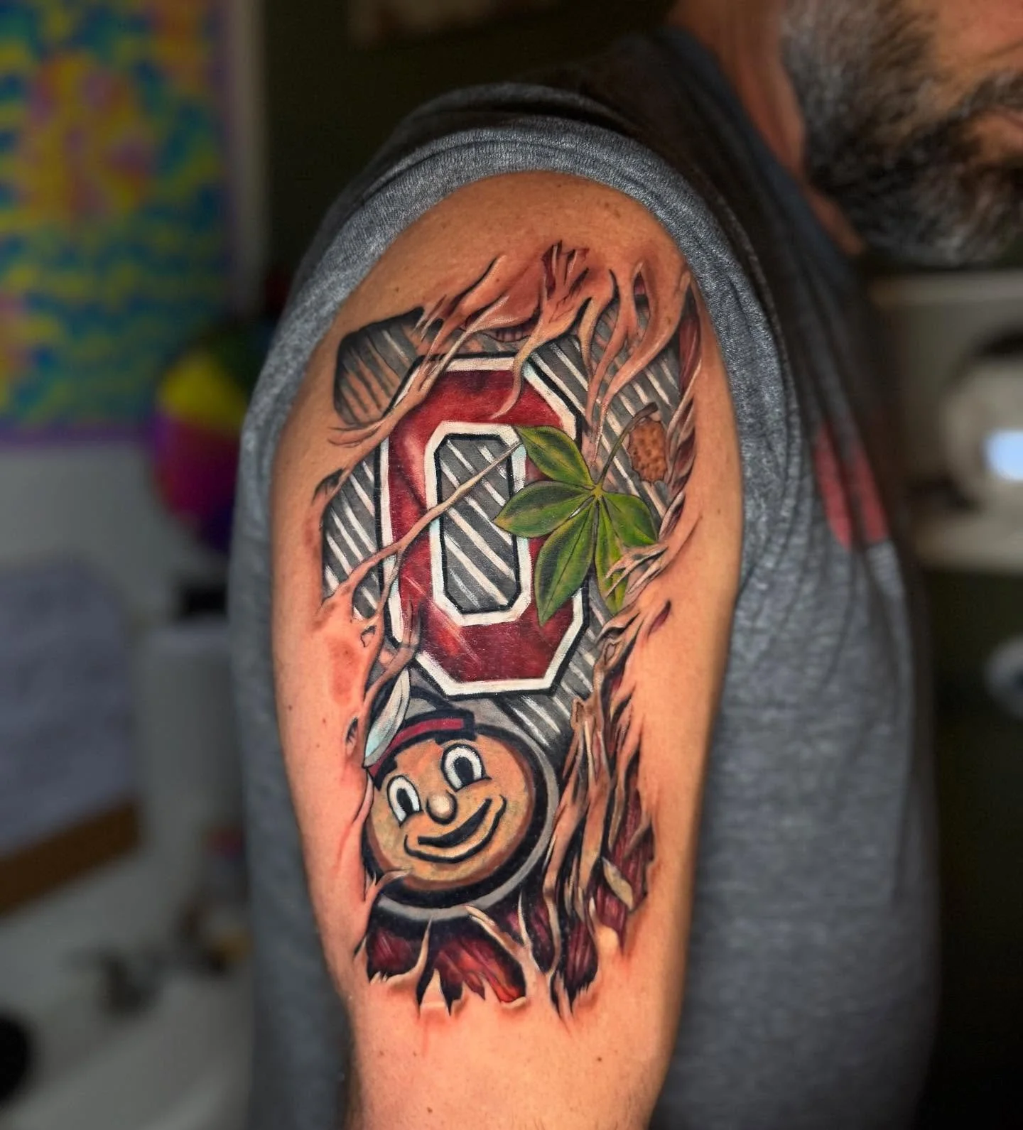 OH?! This one is crazy. Skin rips and solid color. From the best @artifexinks there ever was! This tattoo will have you reppin the best (Kayla&rsquo;s tattoo skillz) forever! Hit us up and snag the spots they have open for October! 

#tattoo #o #spor