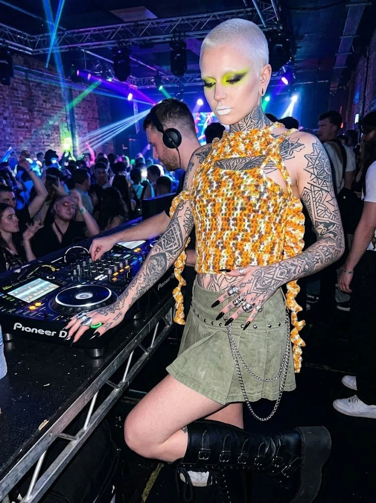 modella in club.jpg