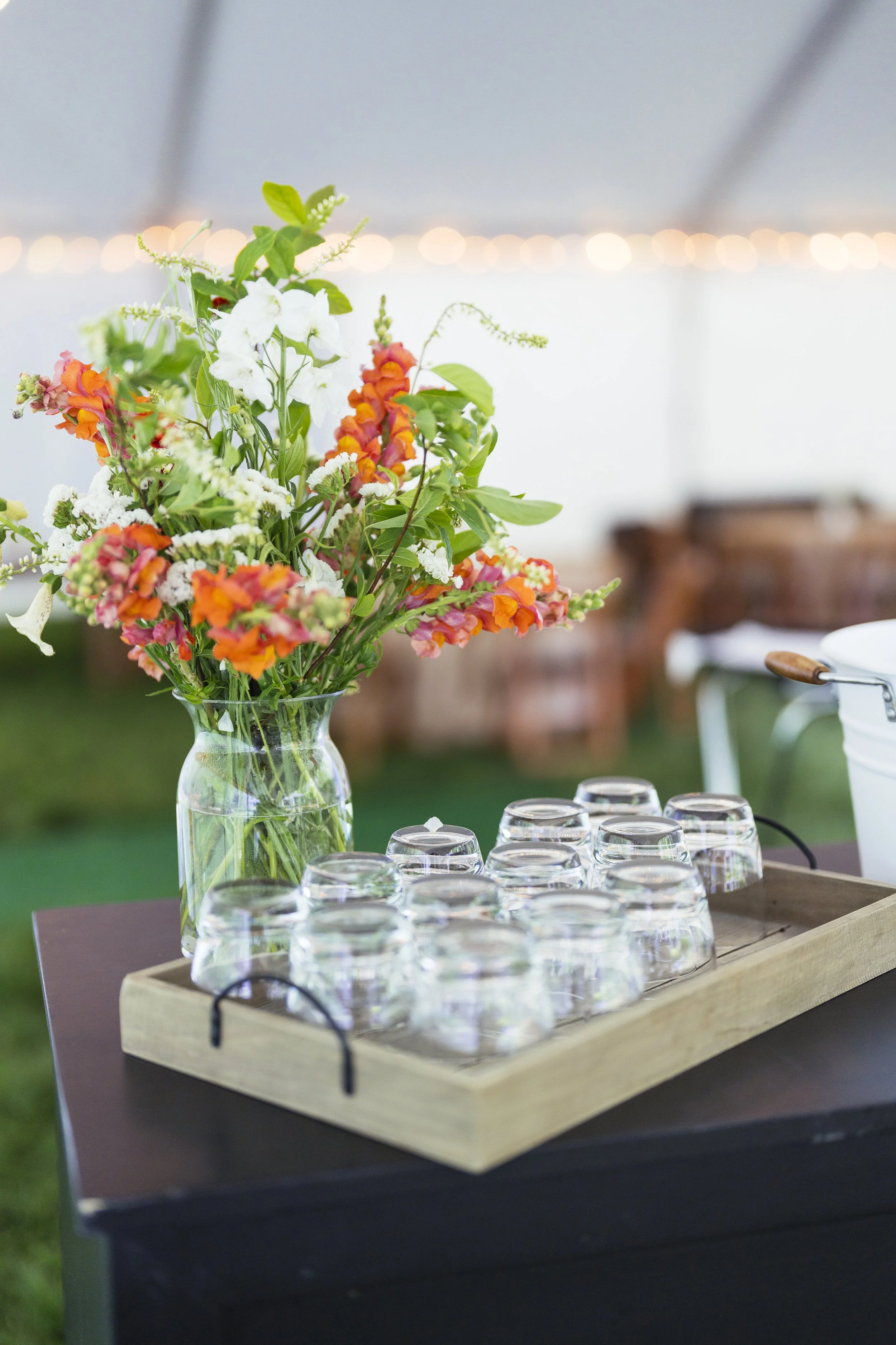Custom florals by Jess & Co for the bar.