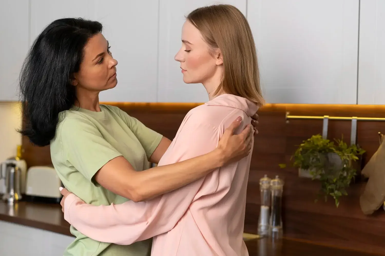 Supportive conversation between women, highlighting how ADHD symptoms appear in women.