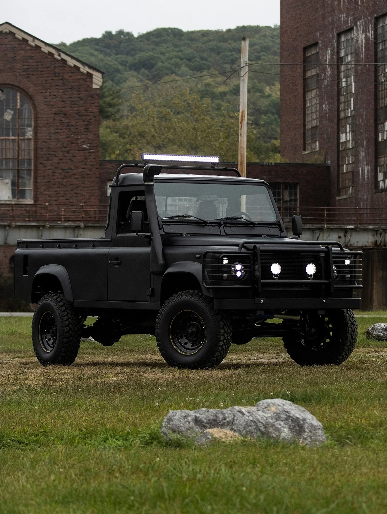 Cars Offline presents a 1998 Land Rover Defender 110 Pickup finished in stealth matte black, reimagined as a purpose-built icon for a new generation of adventure.

This Defender captures what enthusiasts love most about classic Land Rovers: rugged si
