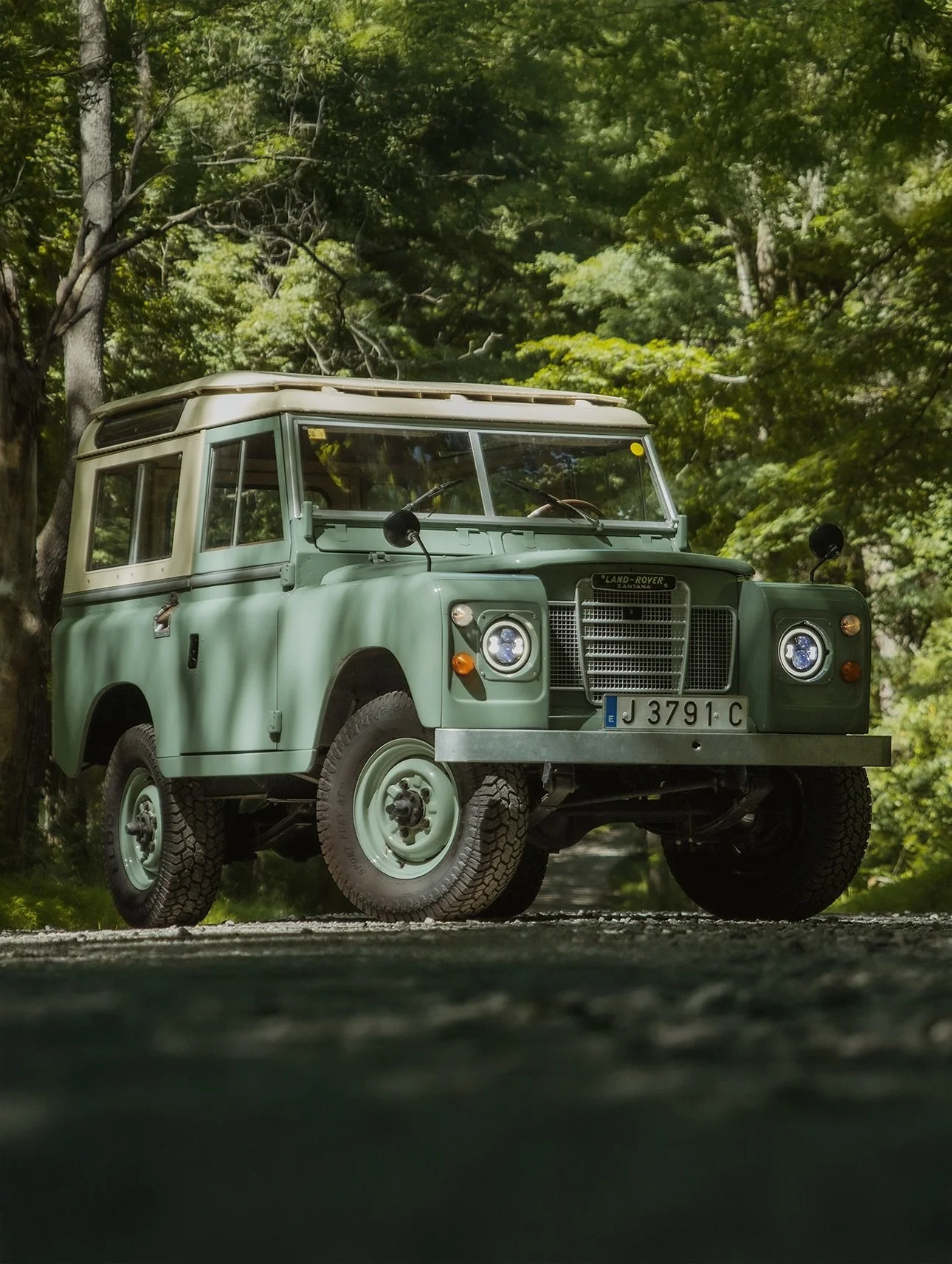 Cars Offline is proud to present a 1976 Land Rover Series III Santana, a beautifully restored Spanish-built icon that blends authenticity, craftsmanship, and a true spirit of exploration.

Finished in soft Pastel Green over a rich brown diamond-stitc
