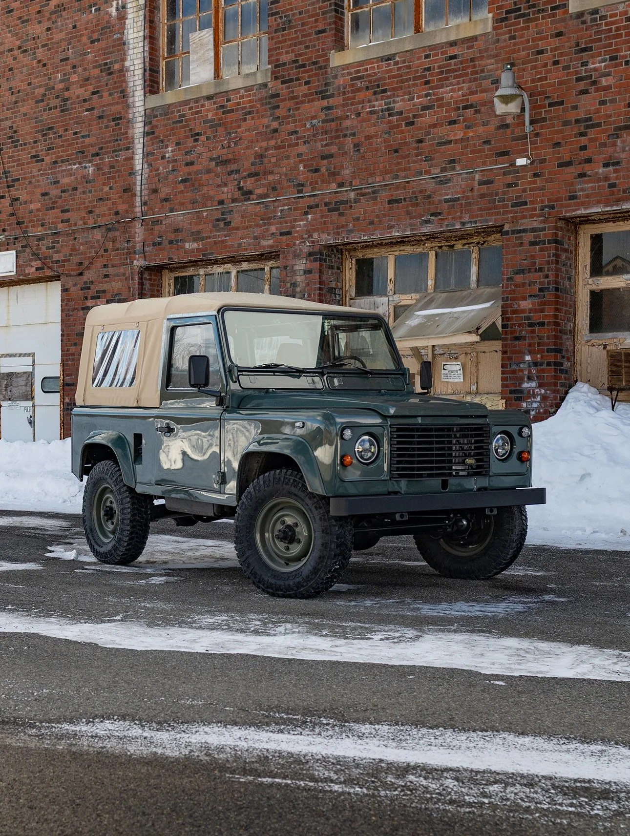 The kind of Defender that makes winter feel like an invitation.

Cars Offline presents this 1994 Land Rover Defender 90 200Tdi.

Finished in Keswick Green with a sand canvas top, it represents everything enthusiasts love about the original Land Rover