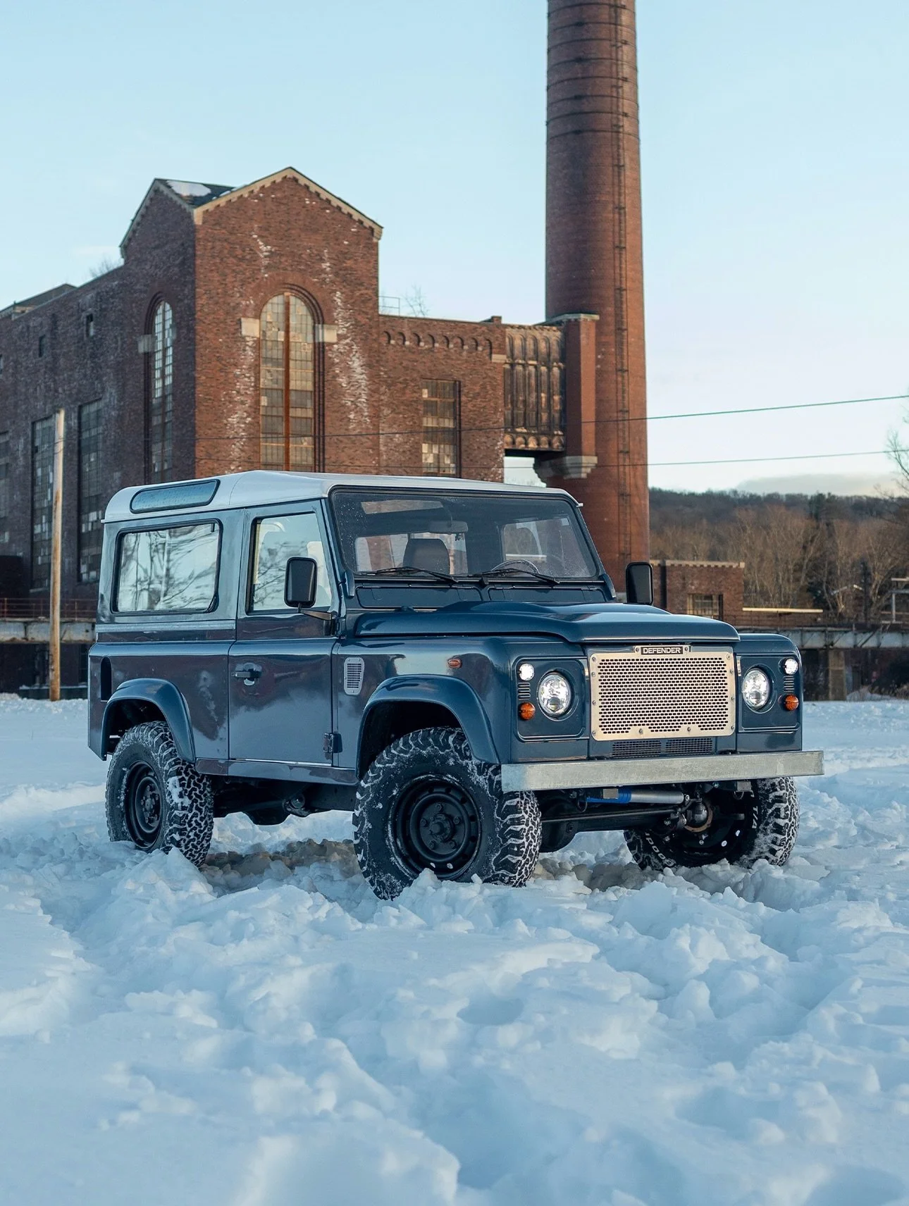Cars Offline is proud to present this tastefully restored Land Rover Defender 90 finished in Arles Blue over a refined heritage-inspired specification.

Powered by the legendary TD5 and riding on classic Wolf steel wheels wrapped in all-terrain tires
