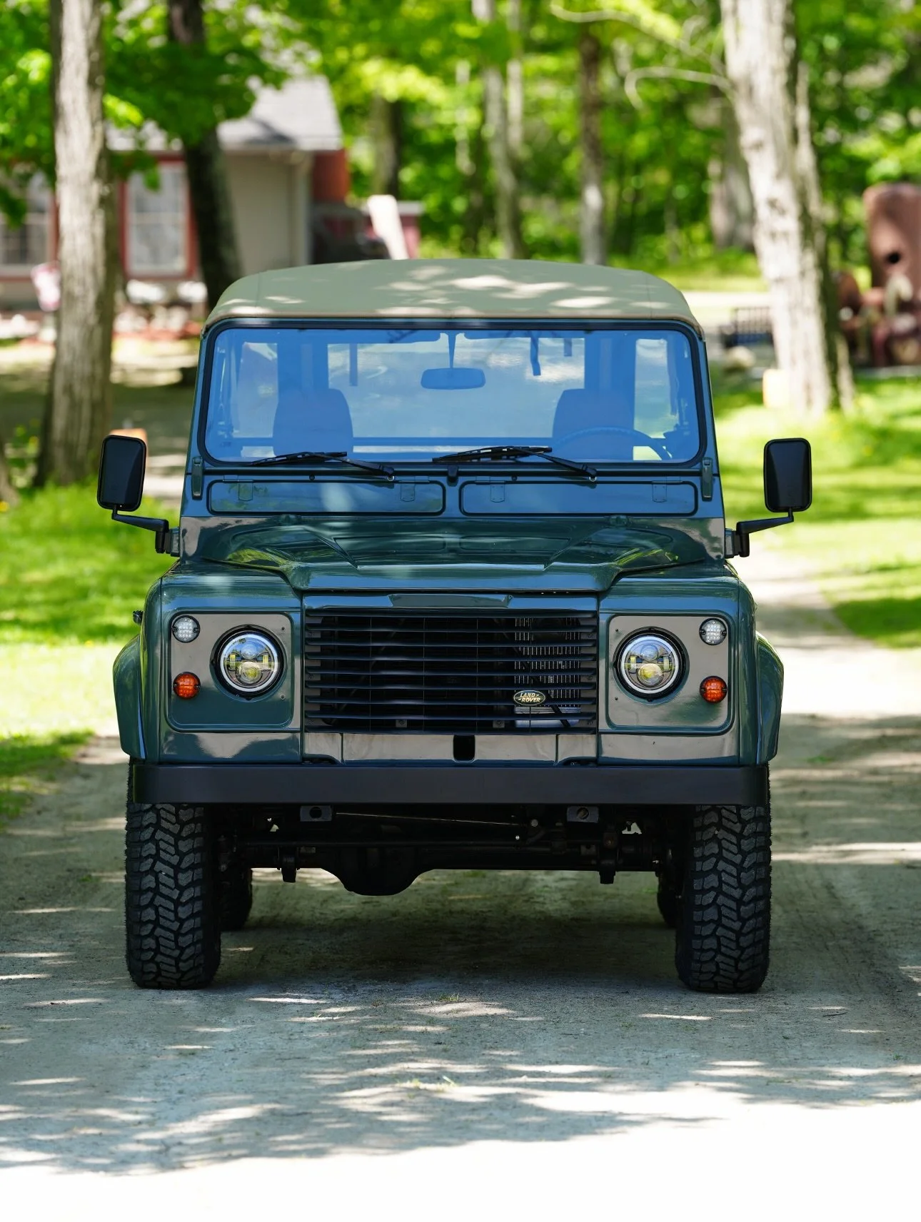 This Defender 90 recently found a new home, but it&rsquo;s still worthy of a mention.

Finished in Keswick Green over hand-stitched tan upholstery, this example struck the right balance between comfort and utility. From the original steering wheel to
