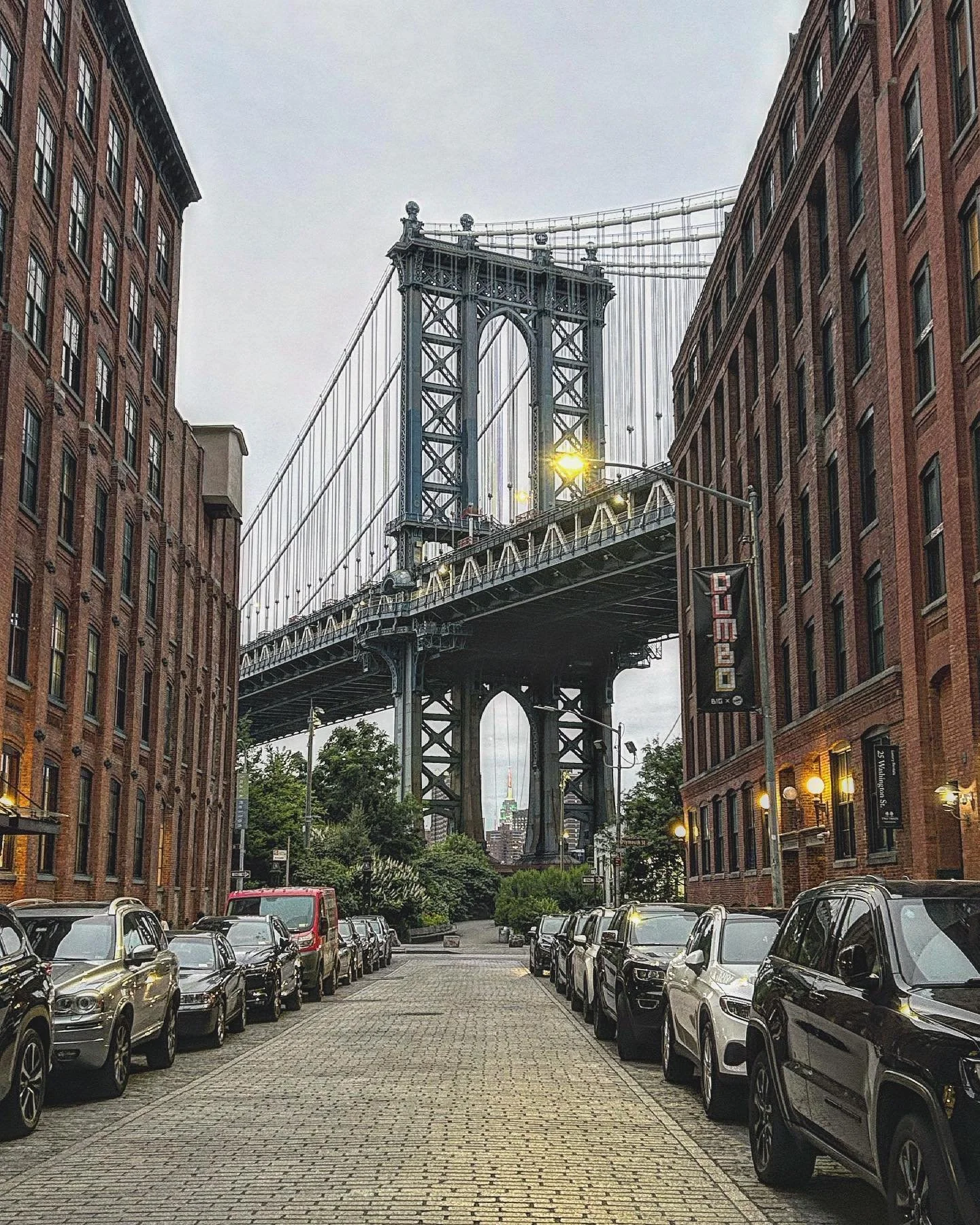Couldn&rsquo;t miss the opportunity for the candid Dumbo shot at 8 pm last night when the street was tourist free🥰

&bull;

&bull;

&bull;

&bull;

#nyc  #brooklyn #citylove #iloveny 
 #nycphotographer #travelphotography #travelblogger #travelgram #