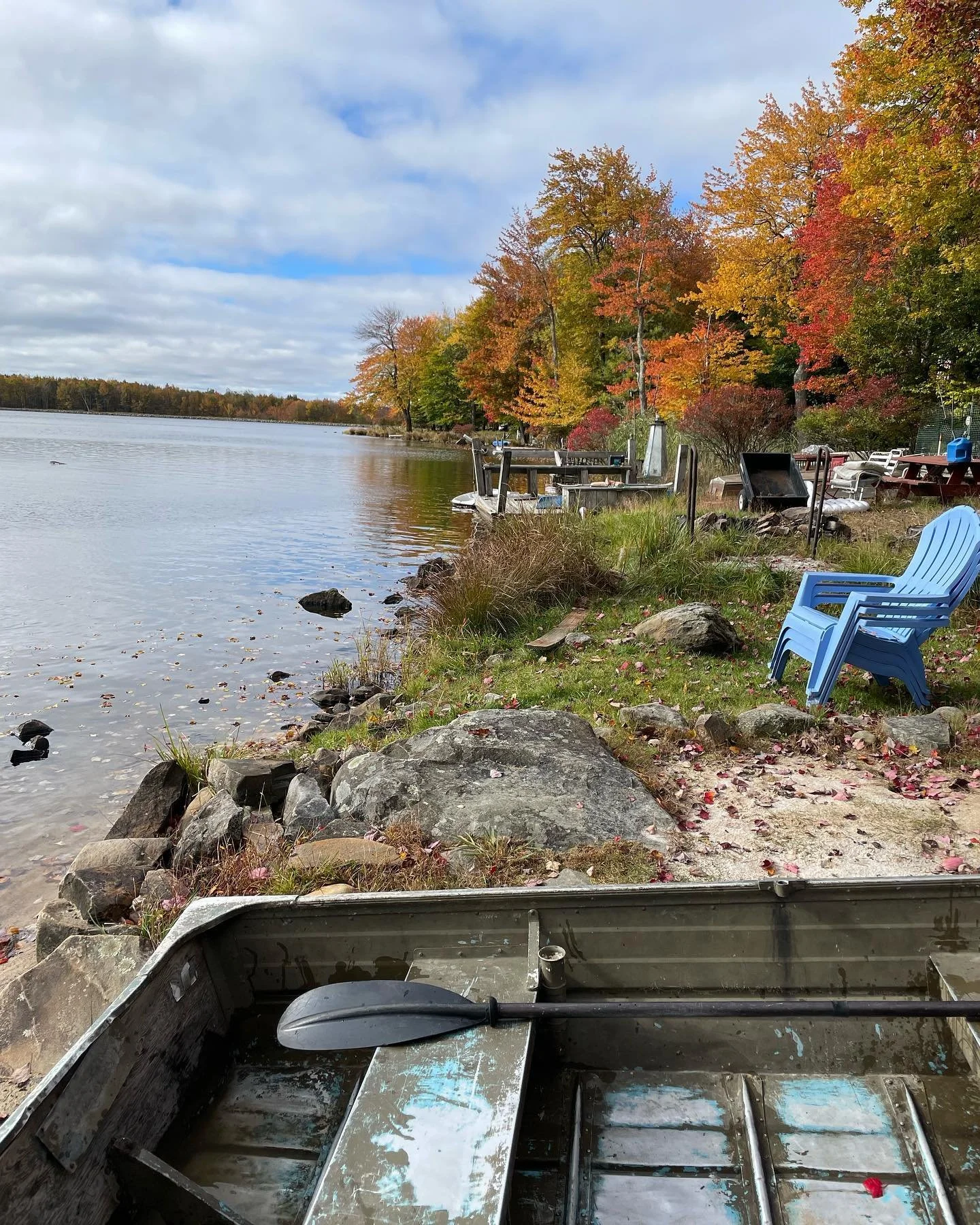 No filter needed for this quiet lakeside morning on the Poconos🍂

&bull;

&bull;

&bull;

&bull;

#poconosmountains #poconos #fallfoliage #earthfocus #earth #earthpix #color #travel  #travelphotography #travelblogger #travelgram #traveltheworld #tra