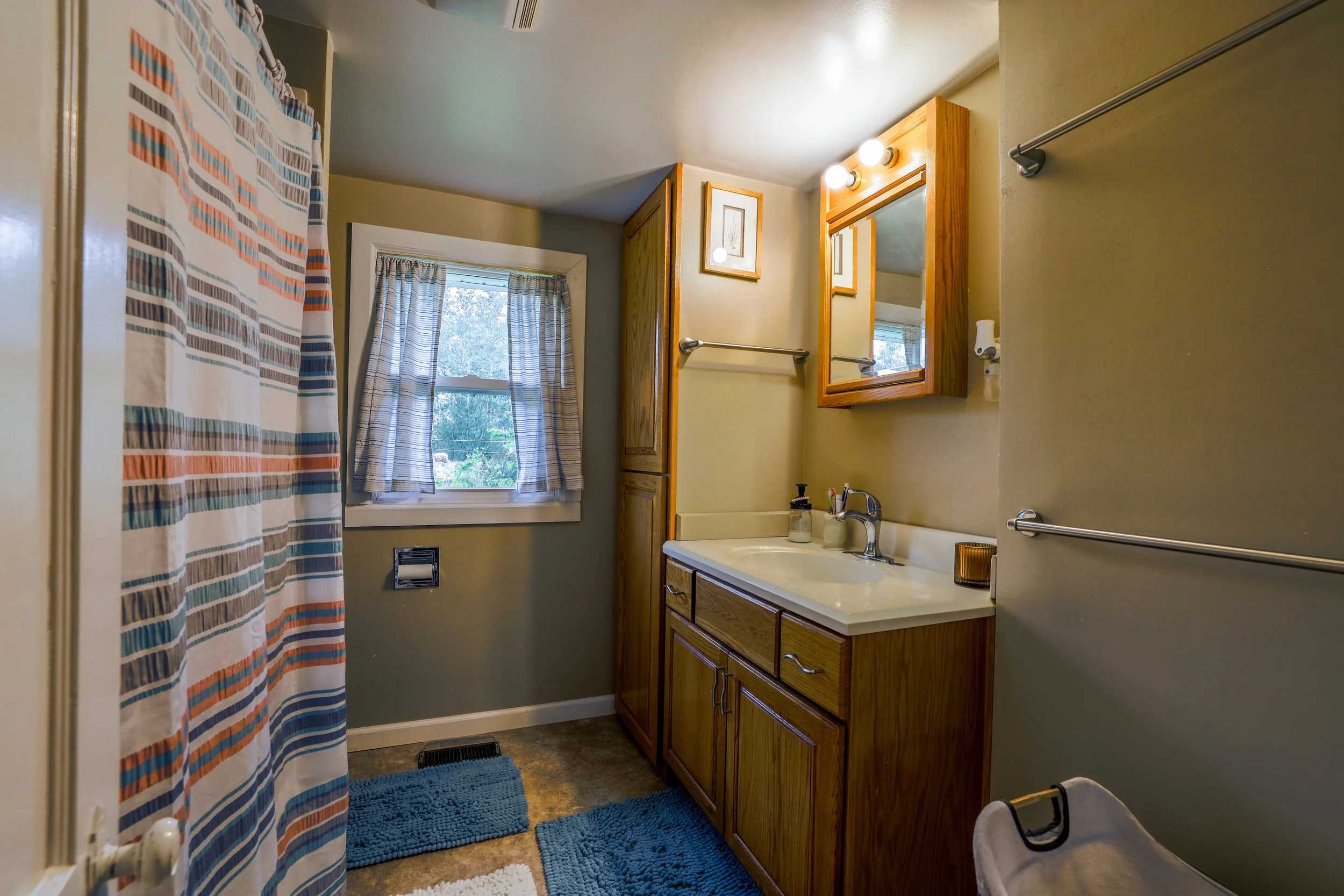 Main Floor Full Bath.jpg