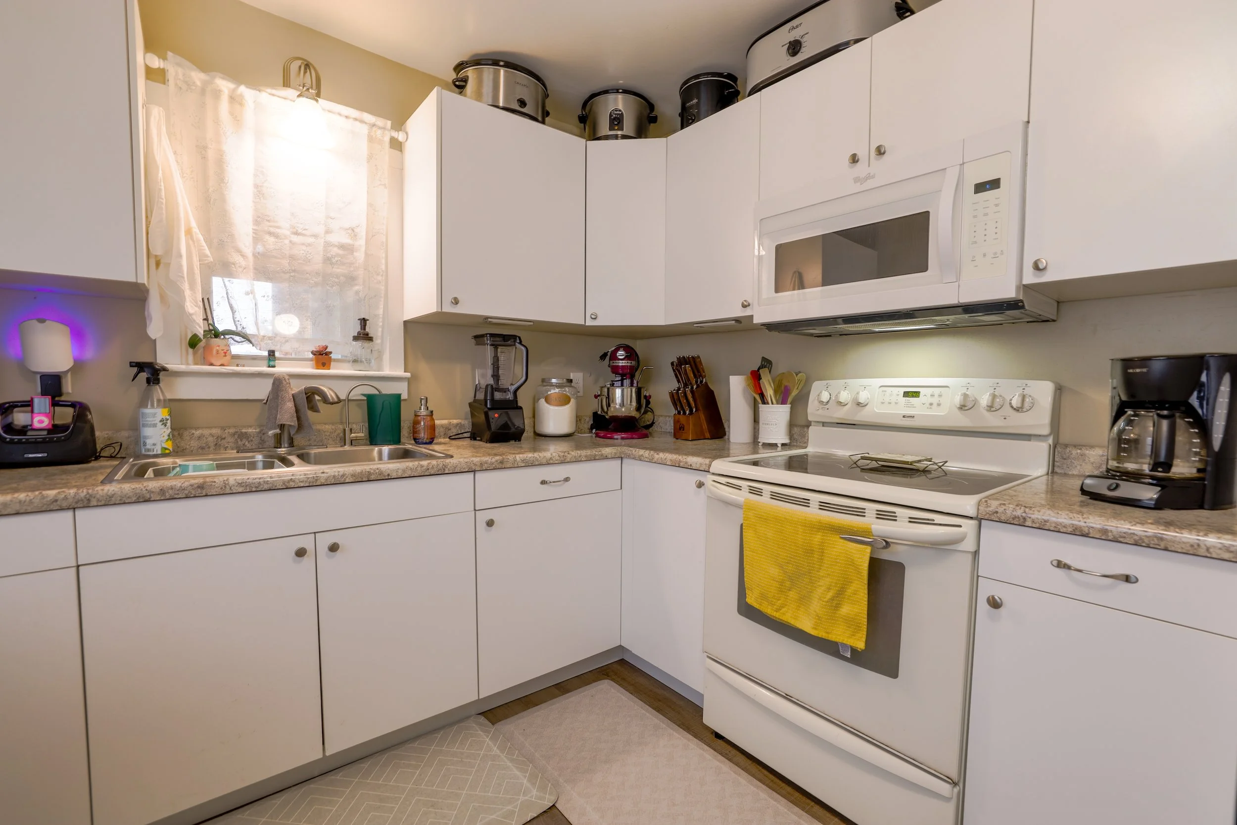 Full Kitchen with Appliances.jpg
