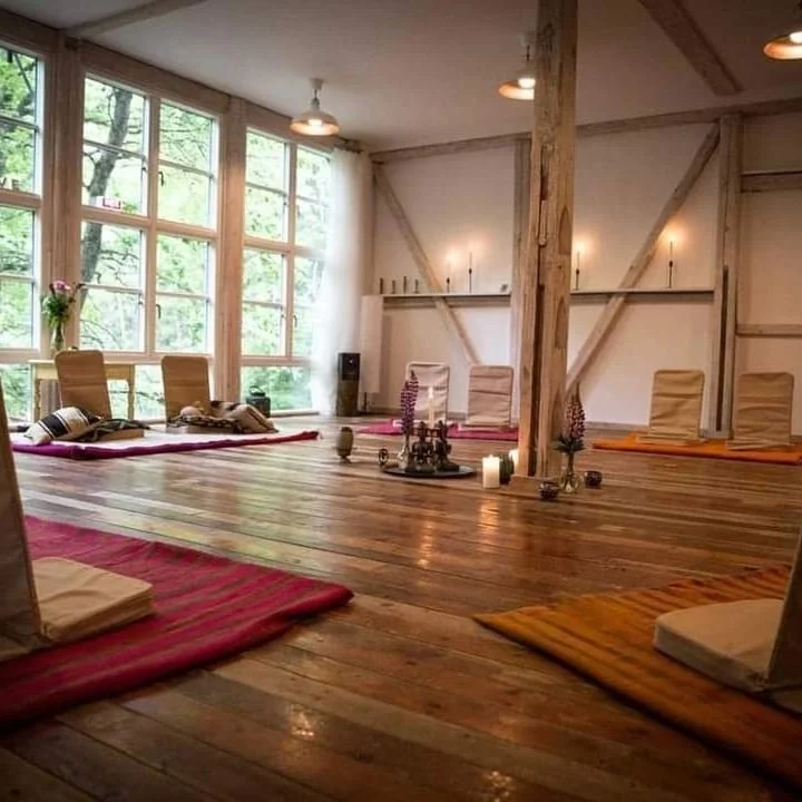 Sidste weekend var jeg p&aring; det vildeste retreat i Sverige❄️

Jeg fik kigget dybt i mine skygger, i det der holder mig tilbage og skal heles fra det k&aelig;rligste sted i mig❤️

Det var intenst, s&aring;rbart, r&oslash;rende og smukt. Jeg er dyb