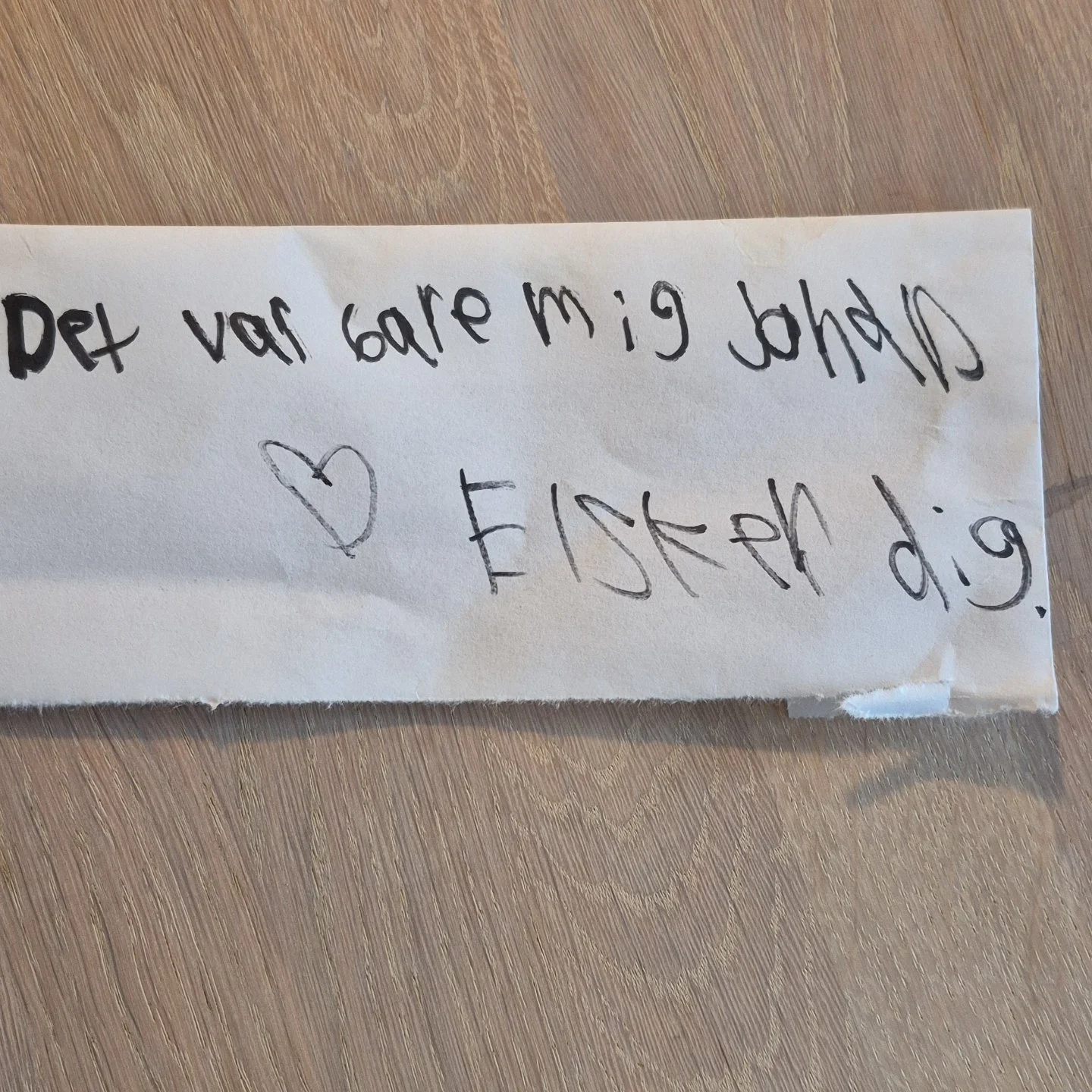 Kom lige forbi denne sk&oslash;nne seddel i dag❤️
Jeg bliver fyldt med k&aelig;rlighed og taknemmelighed over mine drenge. Over de smukke v&aelig;sner de er og over at de kan komme ud p&aring; den anden side af noget som er sv&aelig;rt🙏

#huskk&aeli