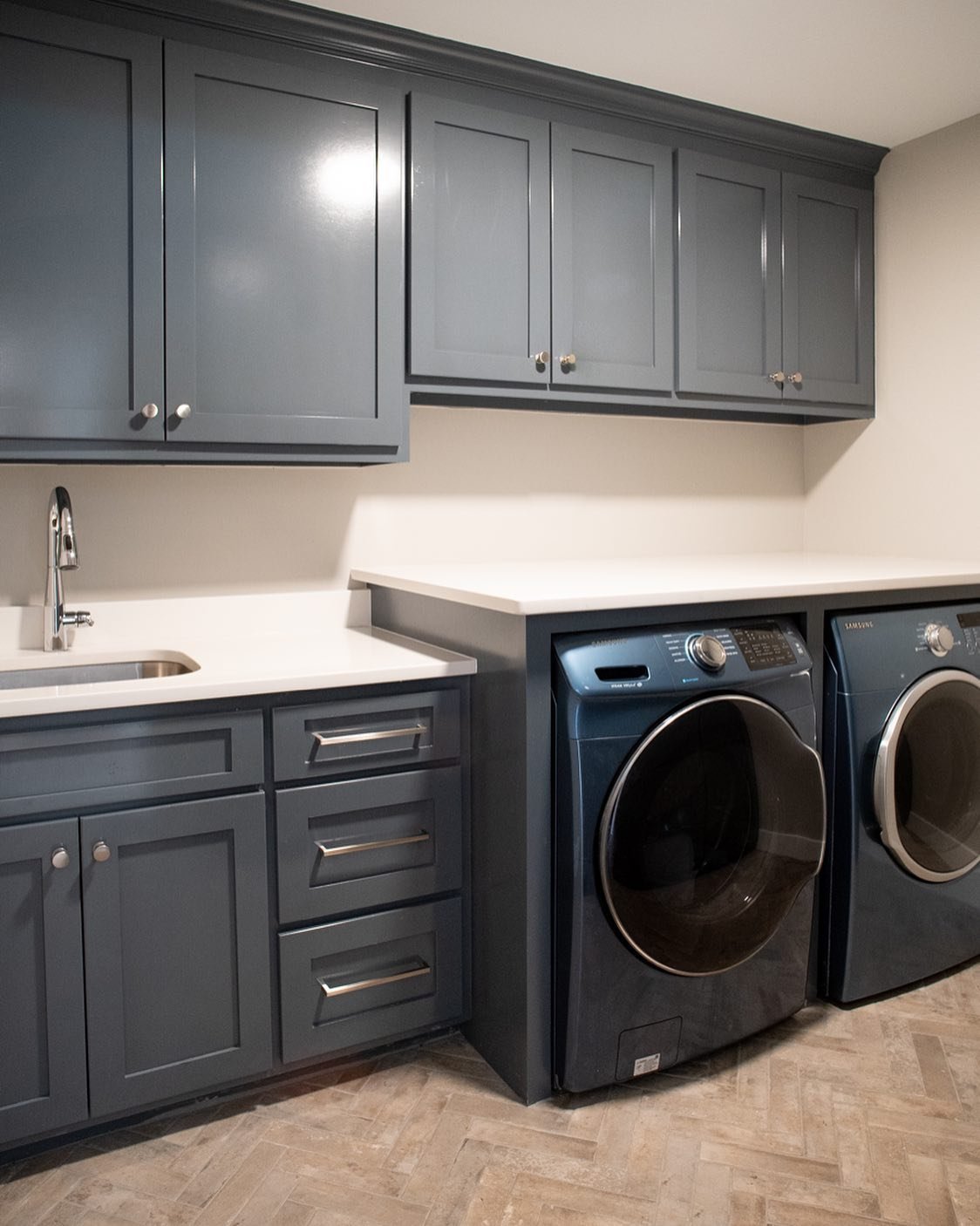 Laundry room blues 

#elizafordinteriors #charlestondesigner #interiordesign #southcarolina