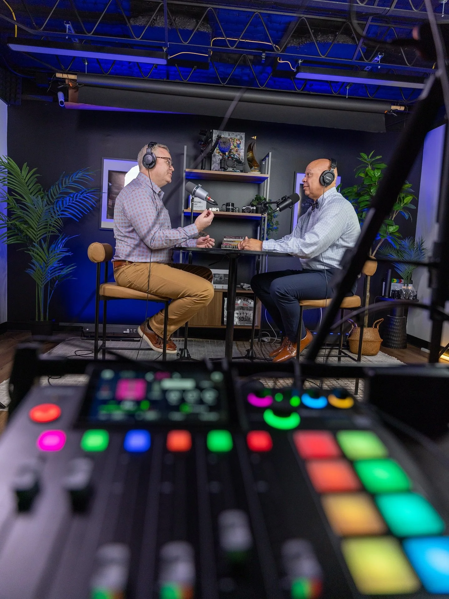 At Resonate, we provide a dedicated environment for meaningful conversations, intentional storytelling, and high-quality podcast production. Every detail of our space is designed to help creators show up at their best. Photography by @tchincreates.
#